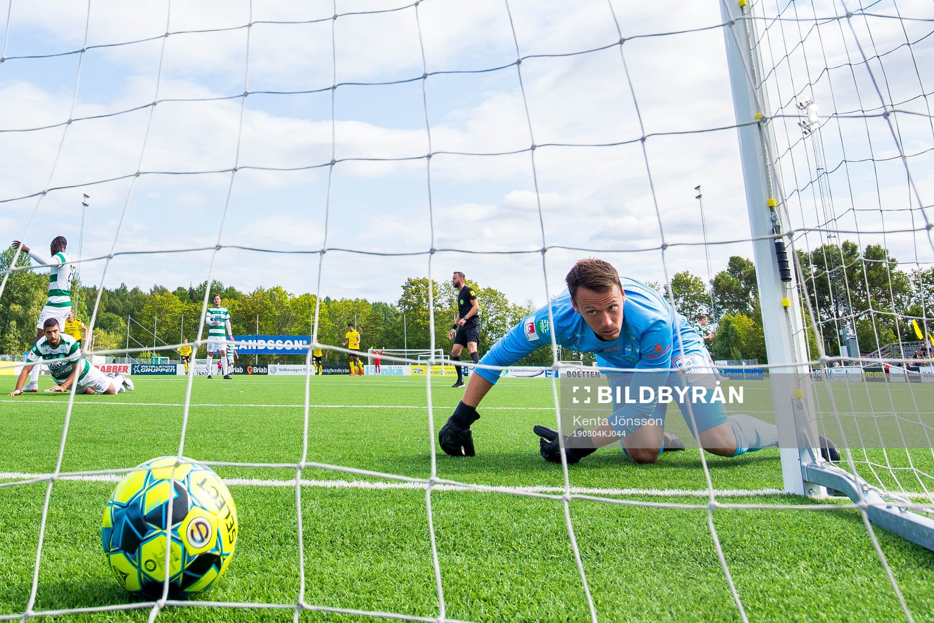 Frejs Leo Bengtsson gör 1-0 bakom Västerås målvakt