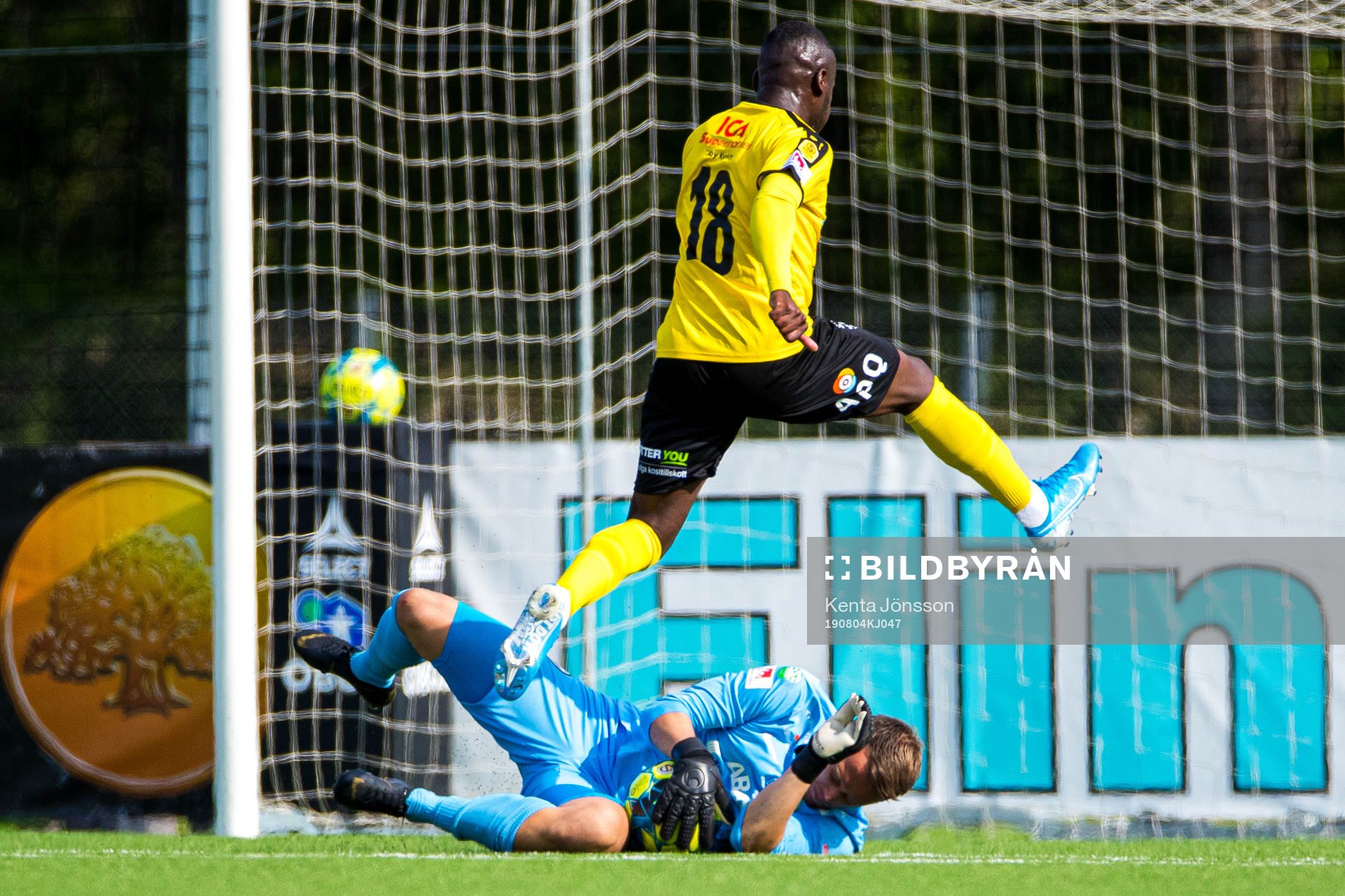 Västerås målvakt Anton Fagerström med en räddning
