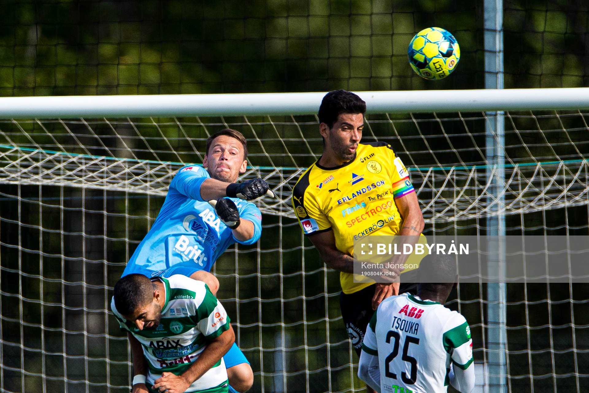 Västerås målvakt Anton Fagerström och Frejs Pedro Ribeiro i en duell under fotbollsmatchen i Superettan mellan Frej och Västerås den 4 augusti 2019 i Stockholm.