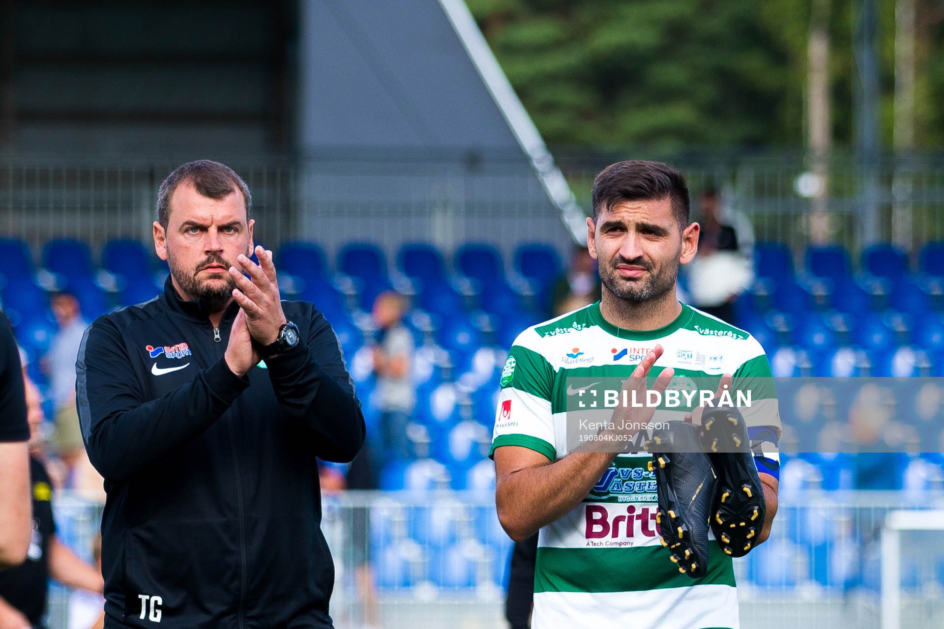 Västerås tränare Thomas Gabrielsson och Ilir Berisha applåderar publiken efter fotbollsmatchen i Superettan mellan Frej och Västerås den 4 augusti 2019 i Stockholm.