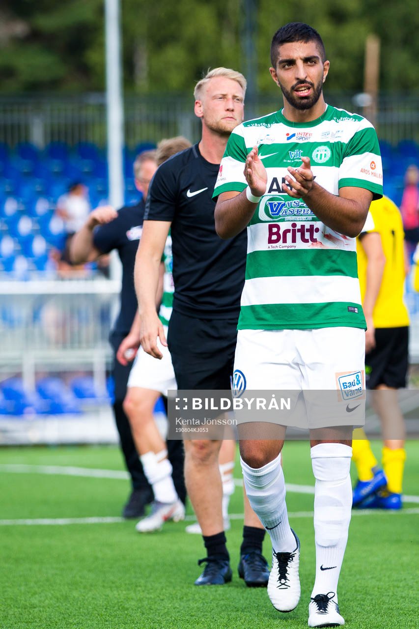 Västerås Sean Sabetkar  applåderar publiken efter fotbollsmatchen i Superettan mellan Frej och Västerås den 4 augusti 2019 i Stockholm. 