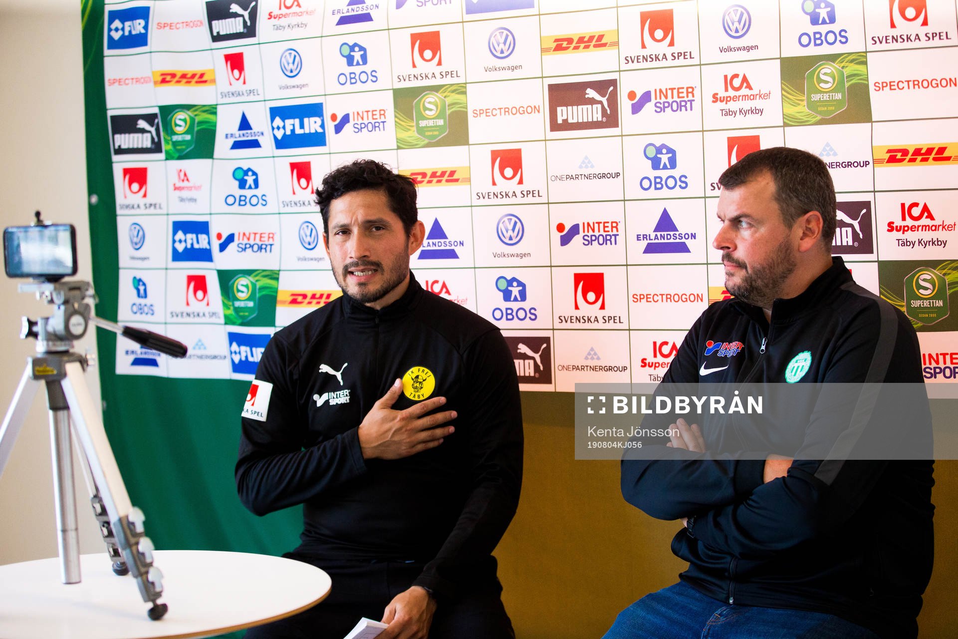 Frejs tränare Pablo Pinones-Arce och Västerås tränare Thomas Gabrielsson under presskonferensen efter fotbollsmatchen i Superettan mellan Frej och Västerås den 4 augusti 2019 i Stockholm.