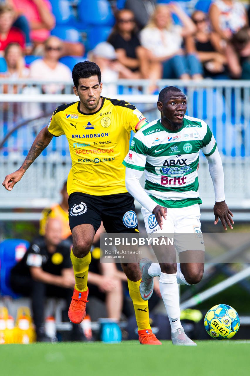 Frejs Pedro Ribeiro och Västerås Ravy Tsouka Dozi under fotbollsmatchen i Superettan mellan Frej och Västerås den 4 augusti 2019 i Stockholm. 