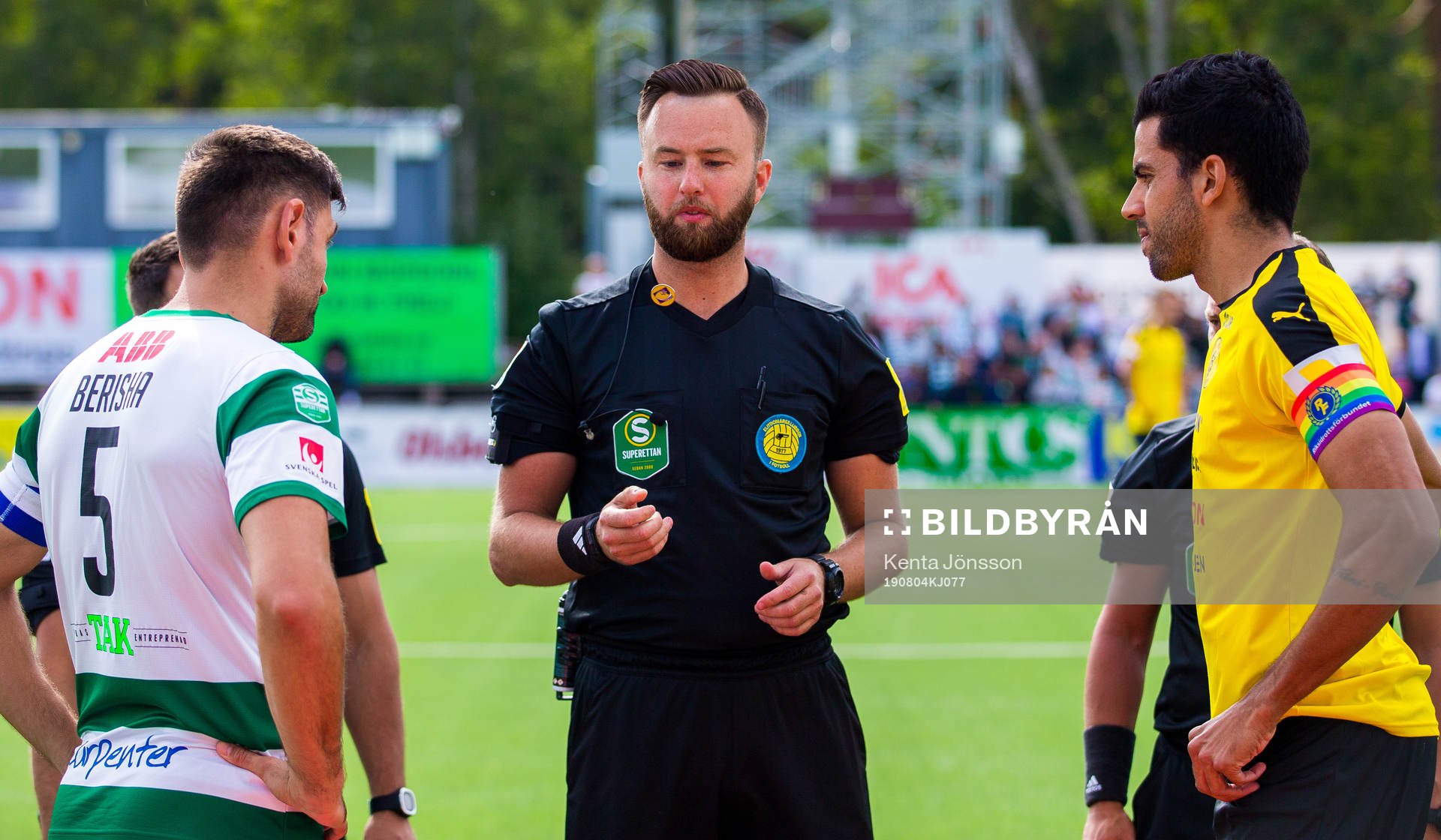 domare Mirza Kazic singlar slant med Västerås Ilir Berisha och Frejs Pedro Ribeiro inför fotbollsmatchen i Superettan mellan Frej och Västerås den 4 augusti 2019 i Stockholm.