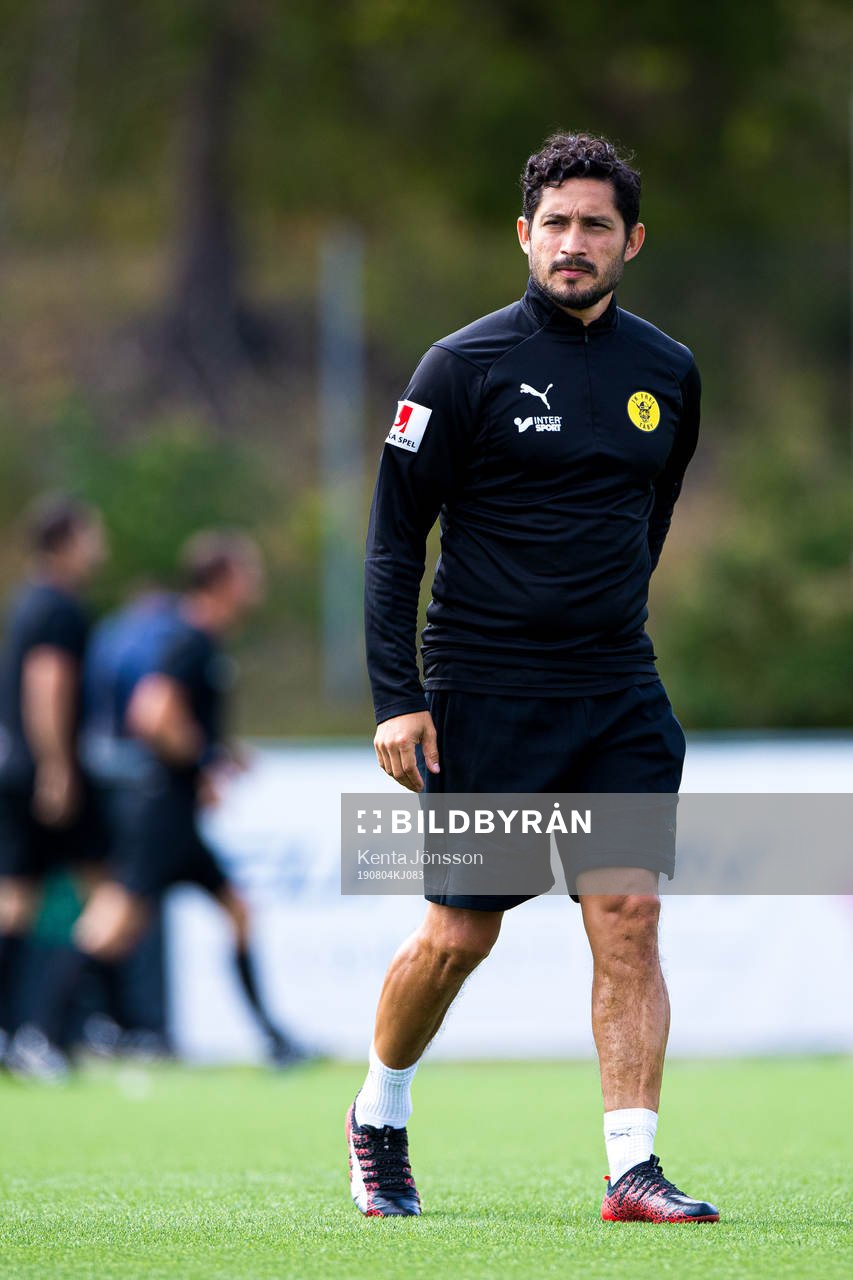 Frejs tränare Pablo Pinones-Arce inför fotbollsmatchen i Superettan mellan Frej och Västerås den 4 augusti 2019 i Stockholm. 