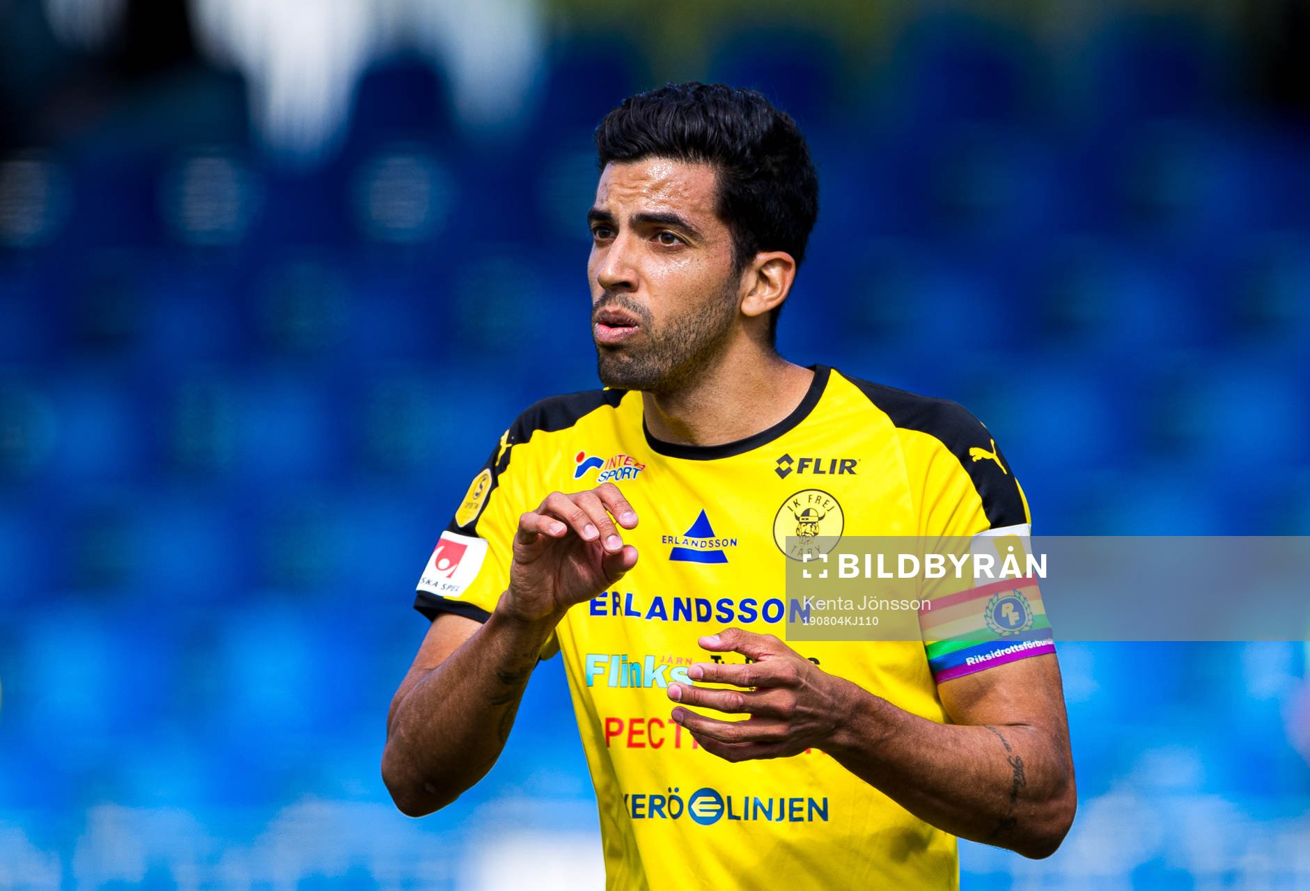 Frejs Pedro Ribeiro med en armbindel i regnbågsfärger under fotbollsmatchen i Superettan mellan Frej och Västerås den 4 augusti 2019 i Stockholm.