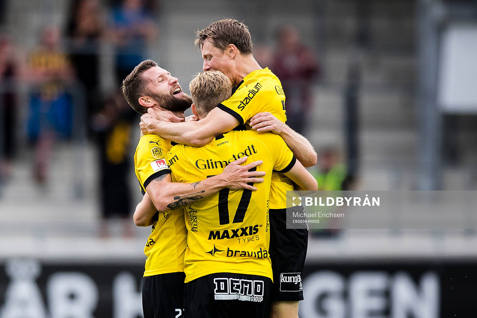 Häckens Joona Toivio jublar med lagkamrater