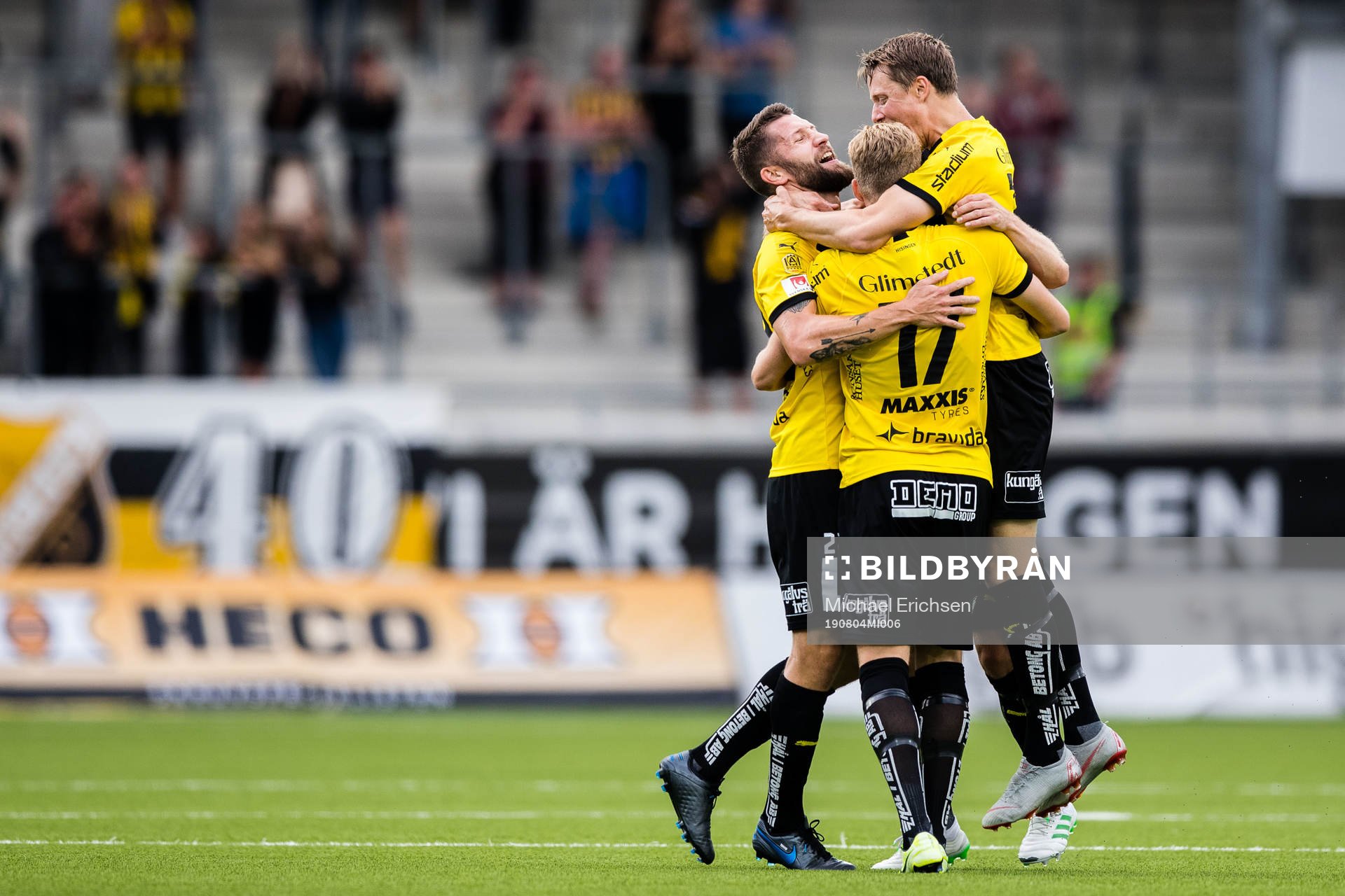 Häckens Joona Toivio jublar med lagkamrater