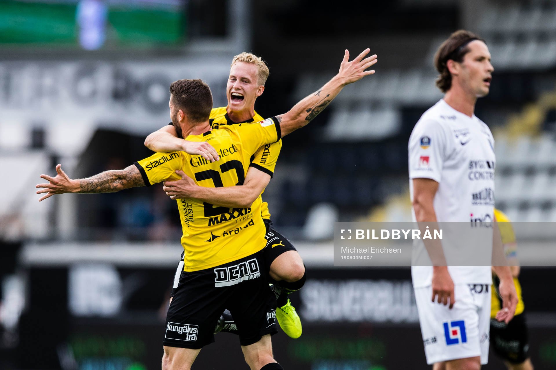Häckens Joona Toivio jublar med Gustav Berggren