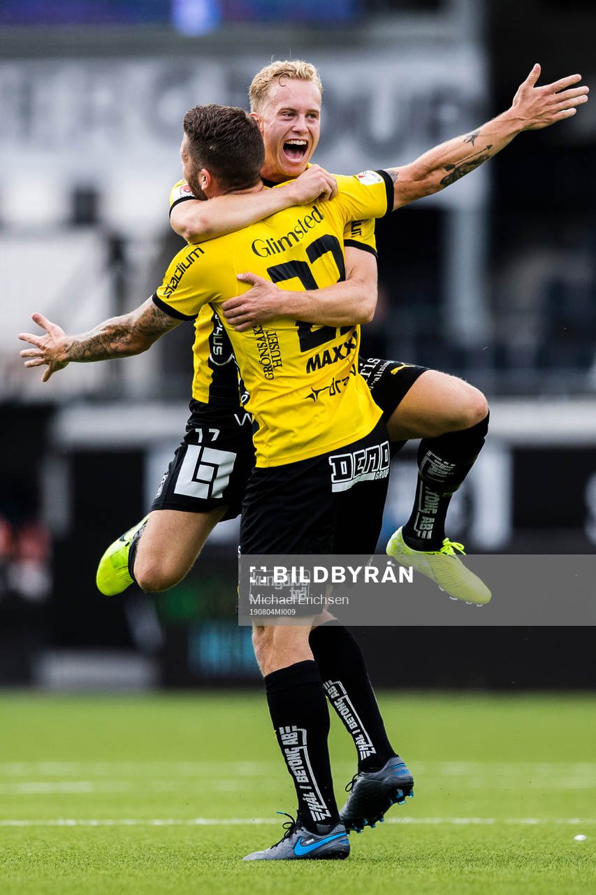Häckens Joona Toivio jublar med Gustav Berggren