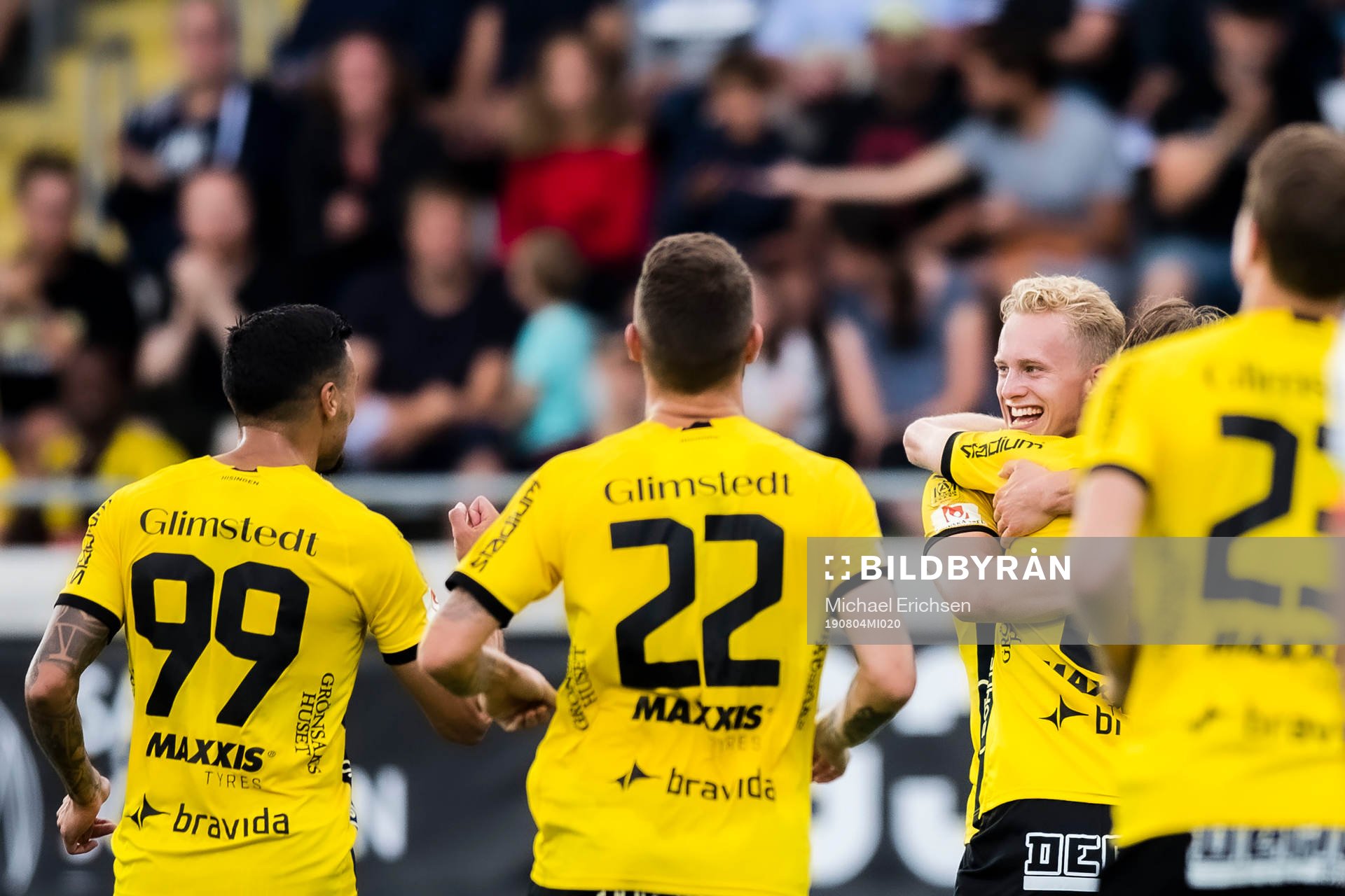 Häckens Gustav Berggren jublar med lagkamrater