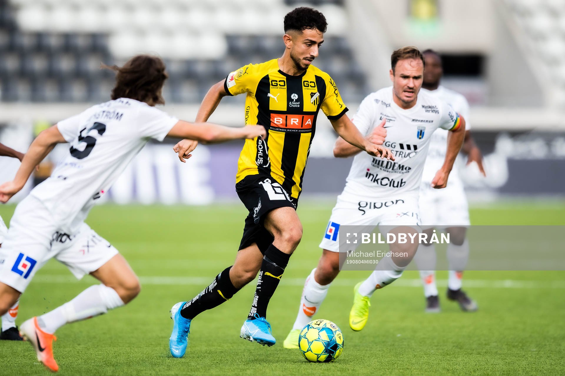 Häckens Daleho Irandust tar sig förbi Sirius Daniel Jarl