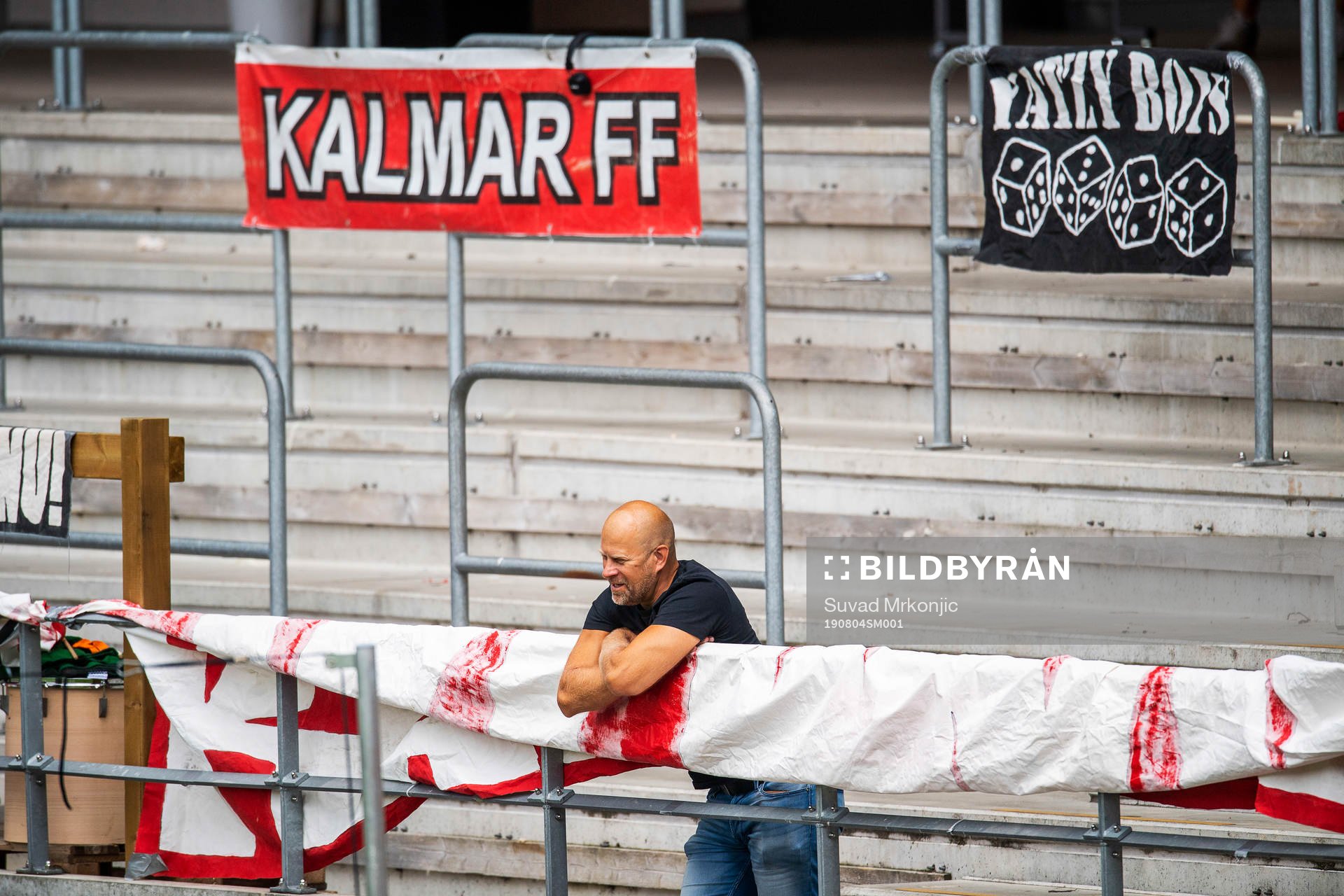 Kalmarsupportrar förbereder ett tifo