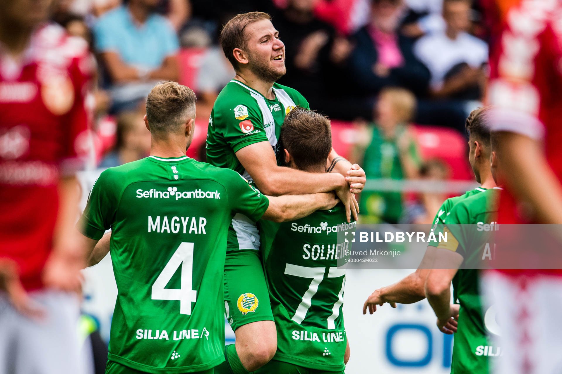 Hammarbys Mats Solheim jublar och kramas om av Darijan