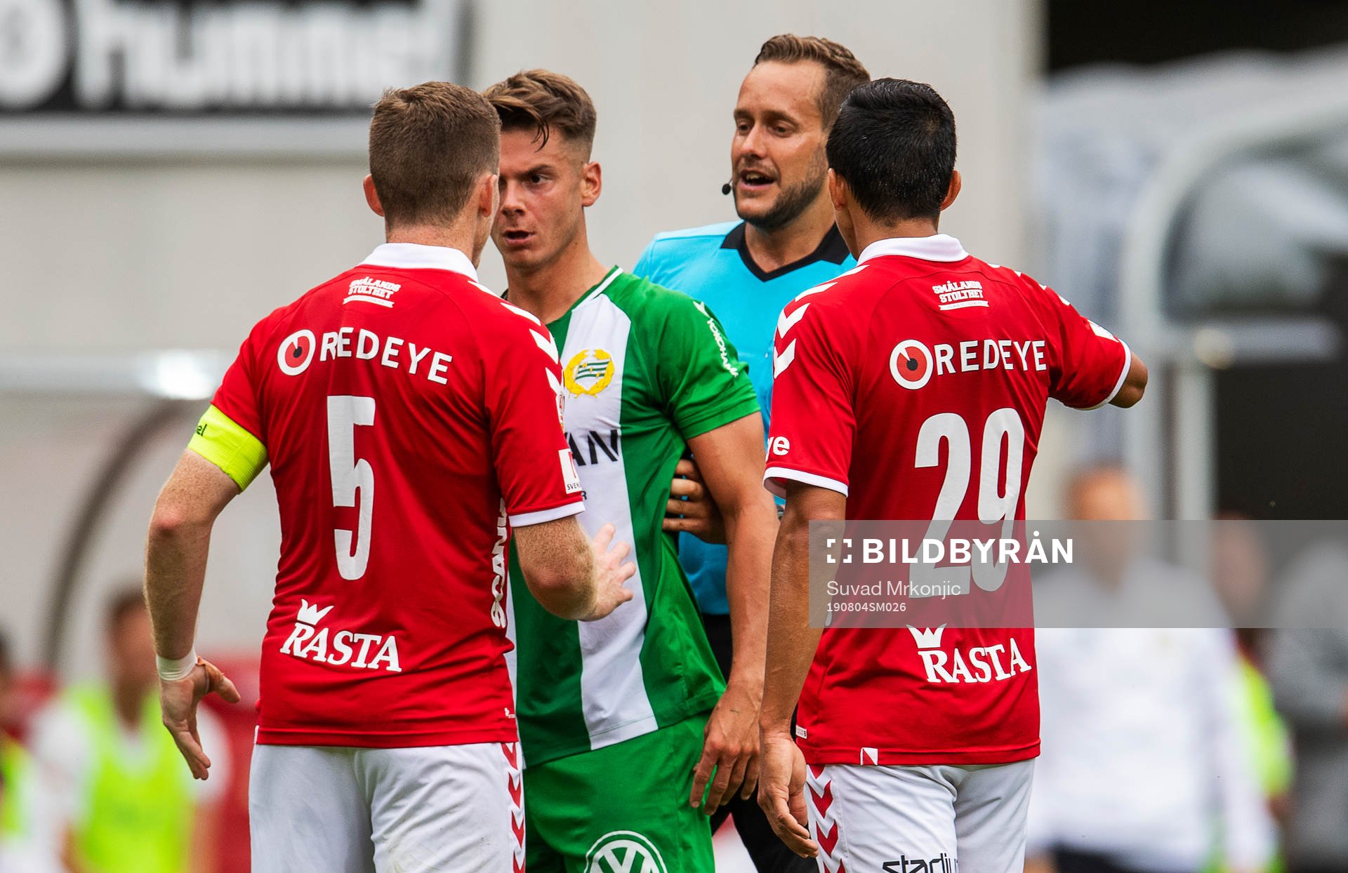 Domaren Victor Wolf fick gå emellan Kalmars Victor