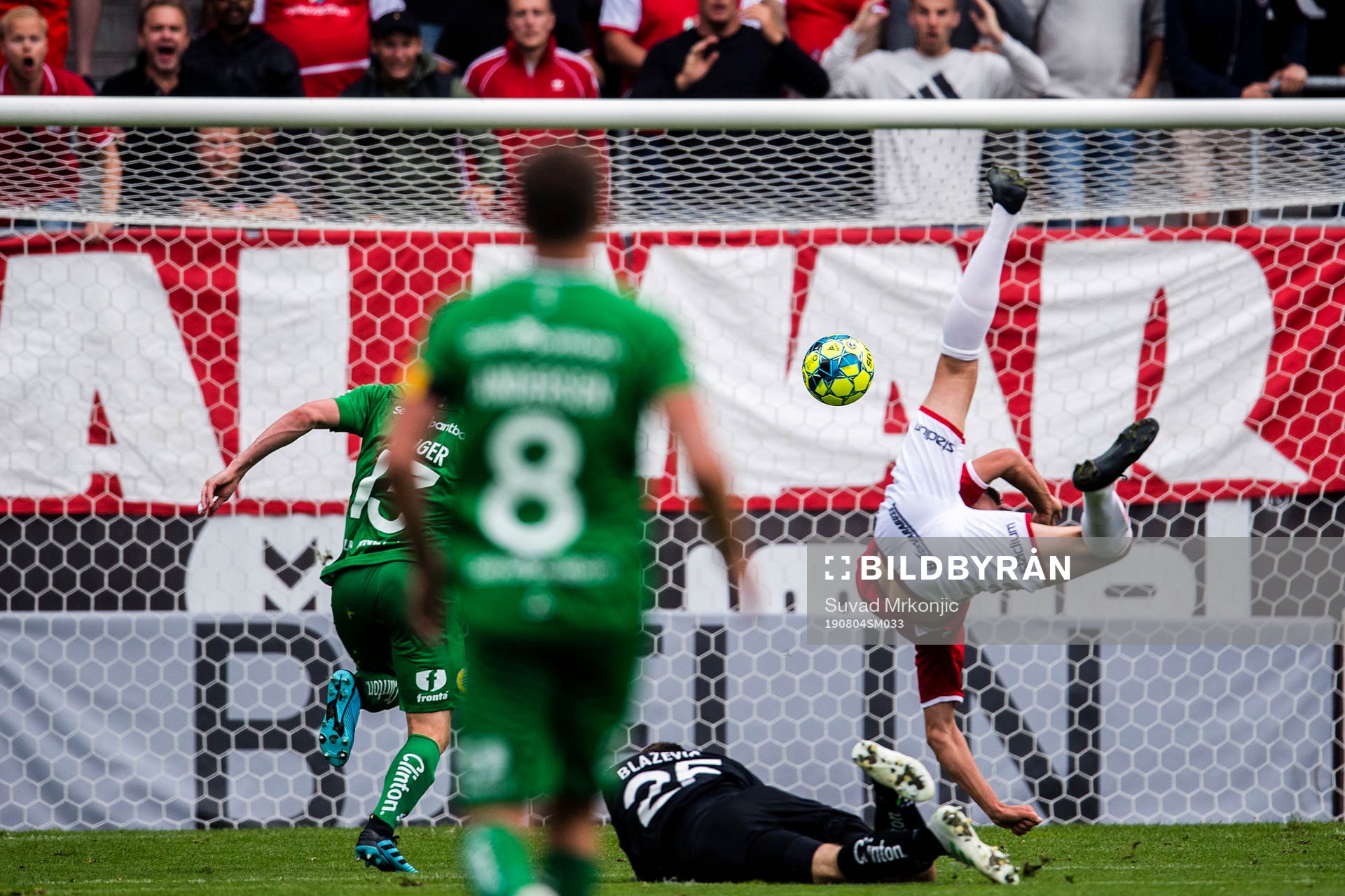 Kalmars Alexander Ahl Holmström och Hammarbys målvakt