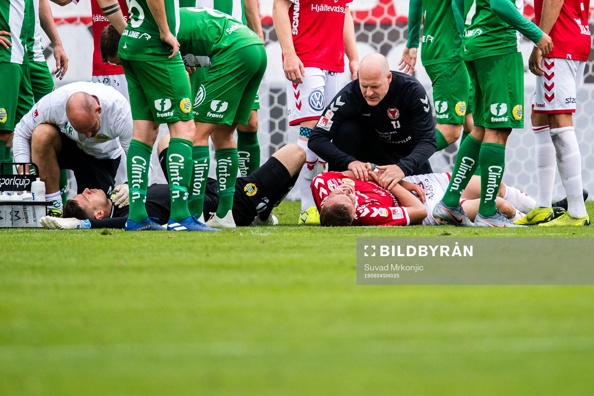 Kalmars Alexander Ahl Holmström och Hammarbys målvakt