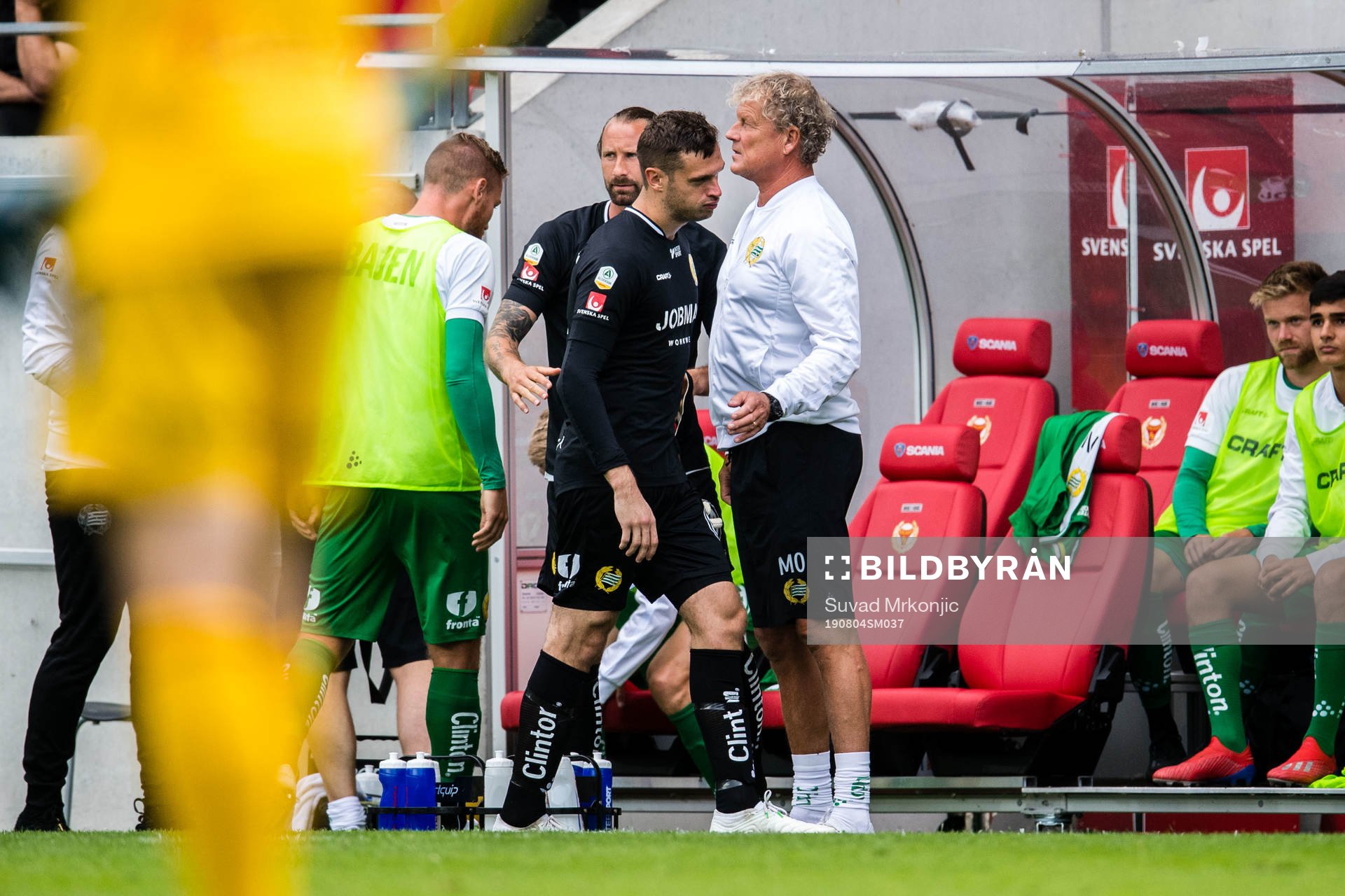 Hammarbys målvakt Davor Blazevic blir utvisad