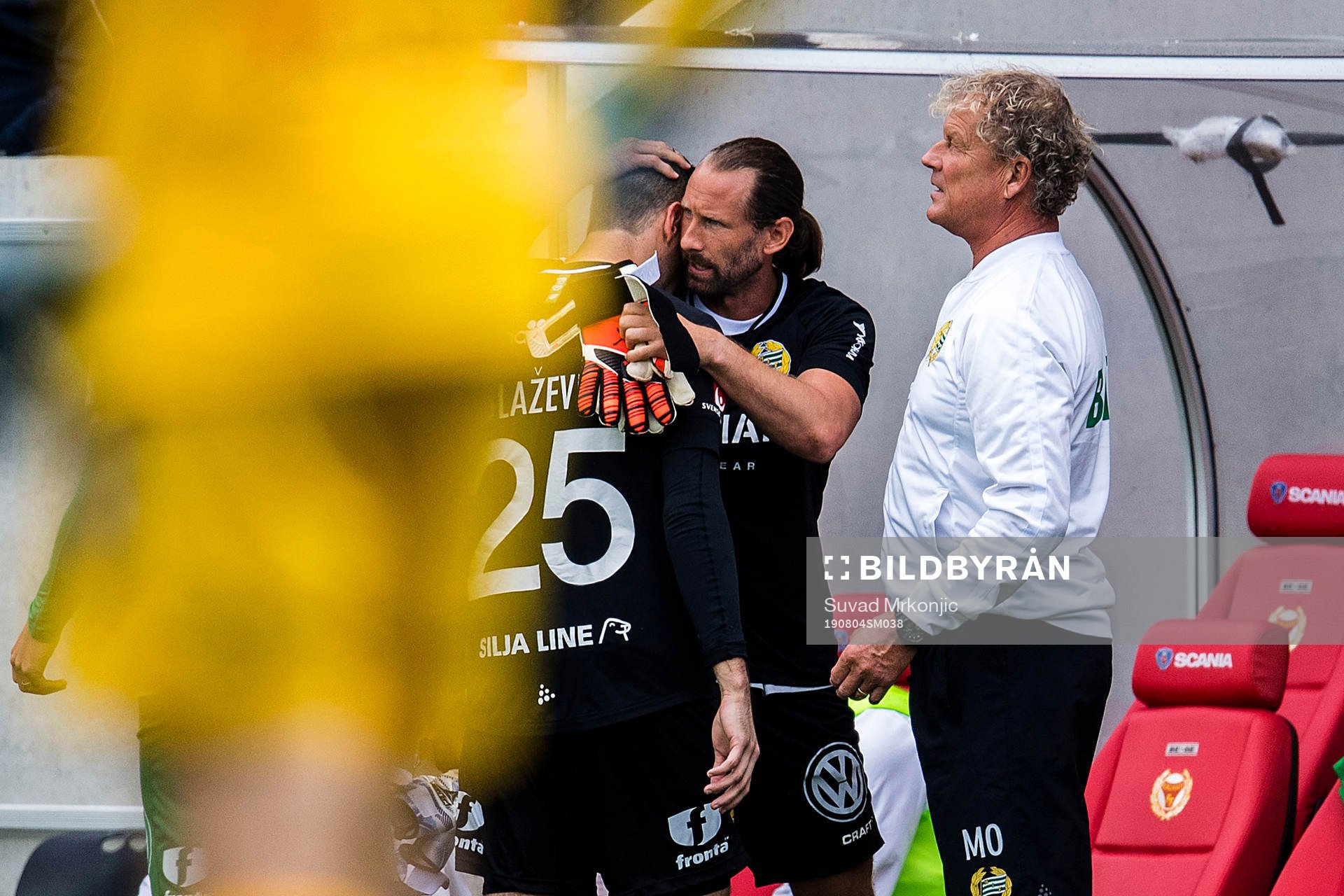 Hammarbys målvakt Davor Blazevic blir utvisad