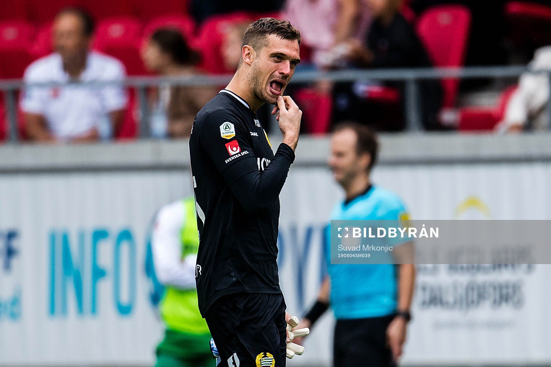 Hammarbys målvakt Davor Blazevic blir utvisad