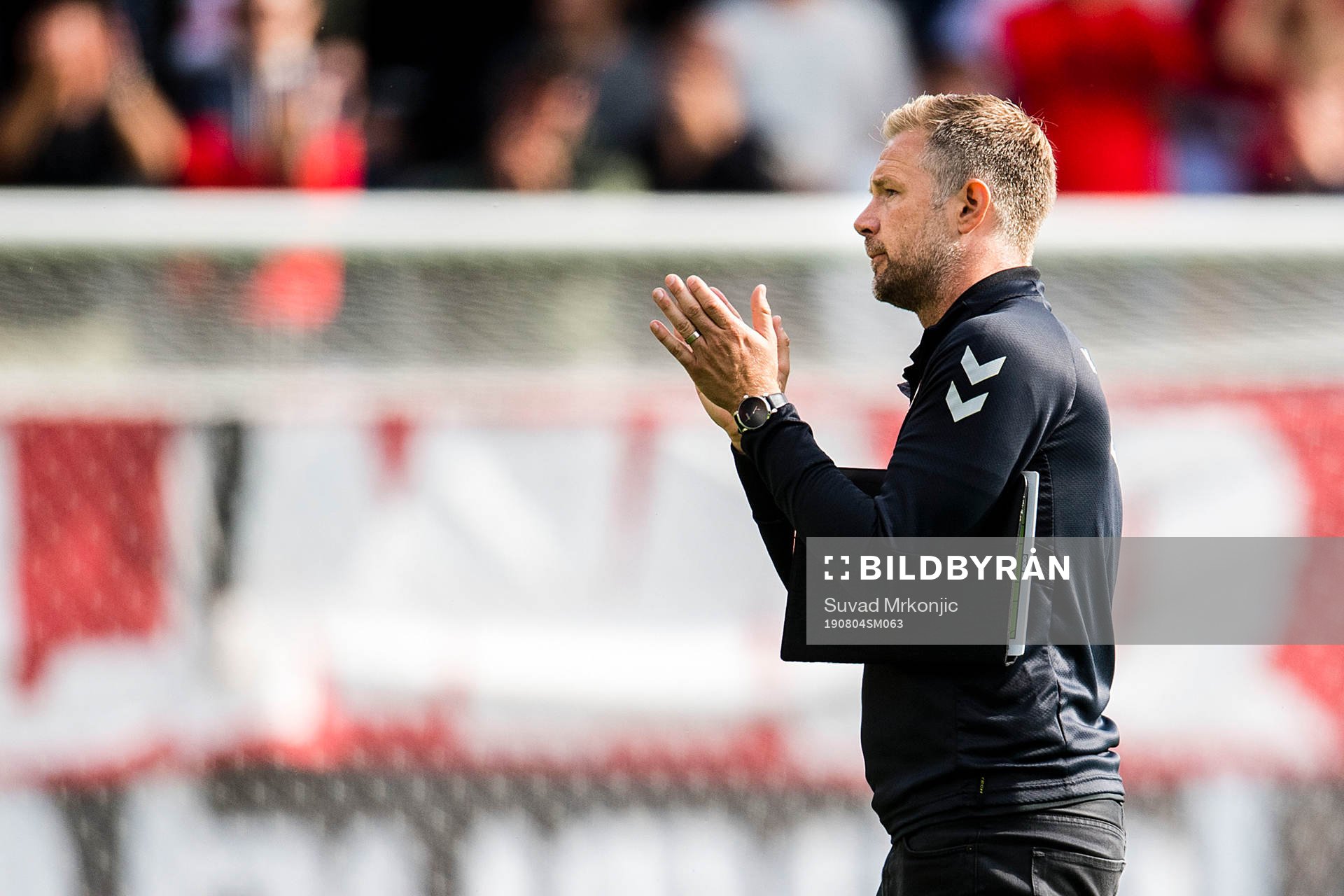 Kalmars tränare Magnus Pehrsson tackar publiken