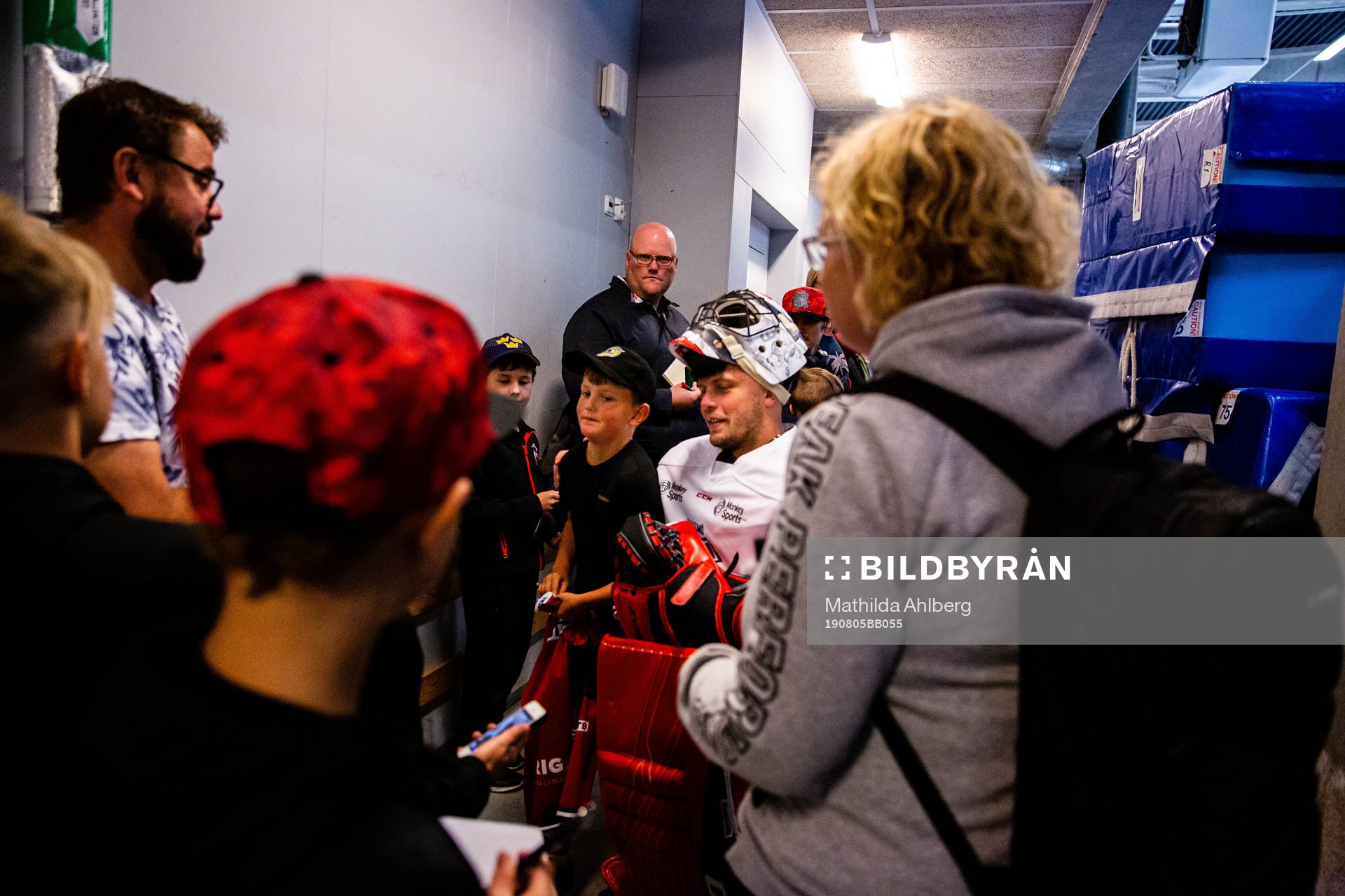Målvakt Oscar Alsenfelt skriver autografer och tar bilder