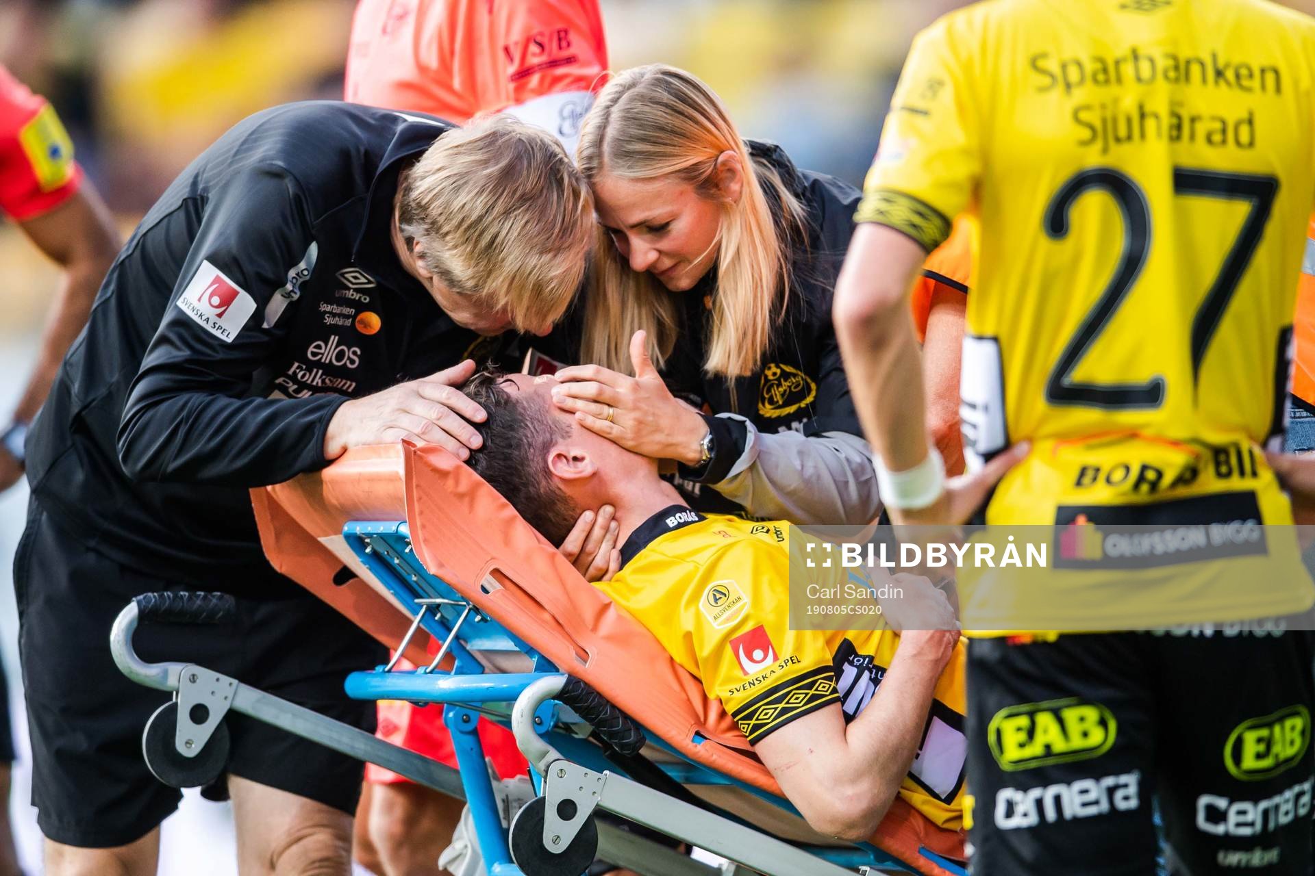 Elfsborgs Jon Jönsson lämnar planen på bår