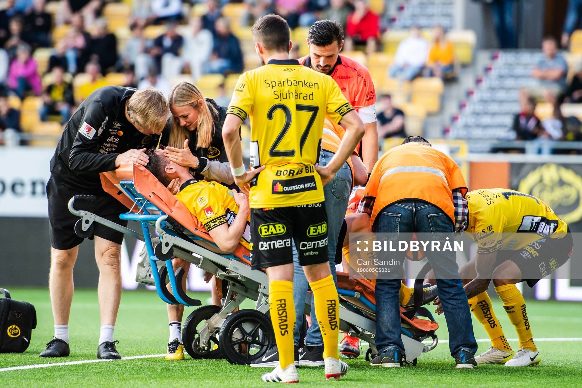 Elfsborgs Jon Jönsson lämnar planen på bår