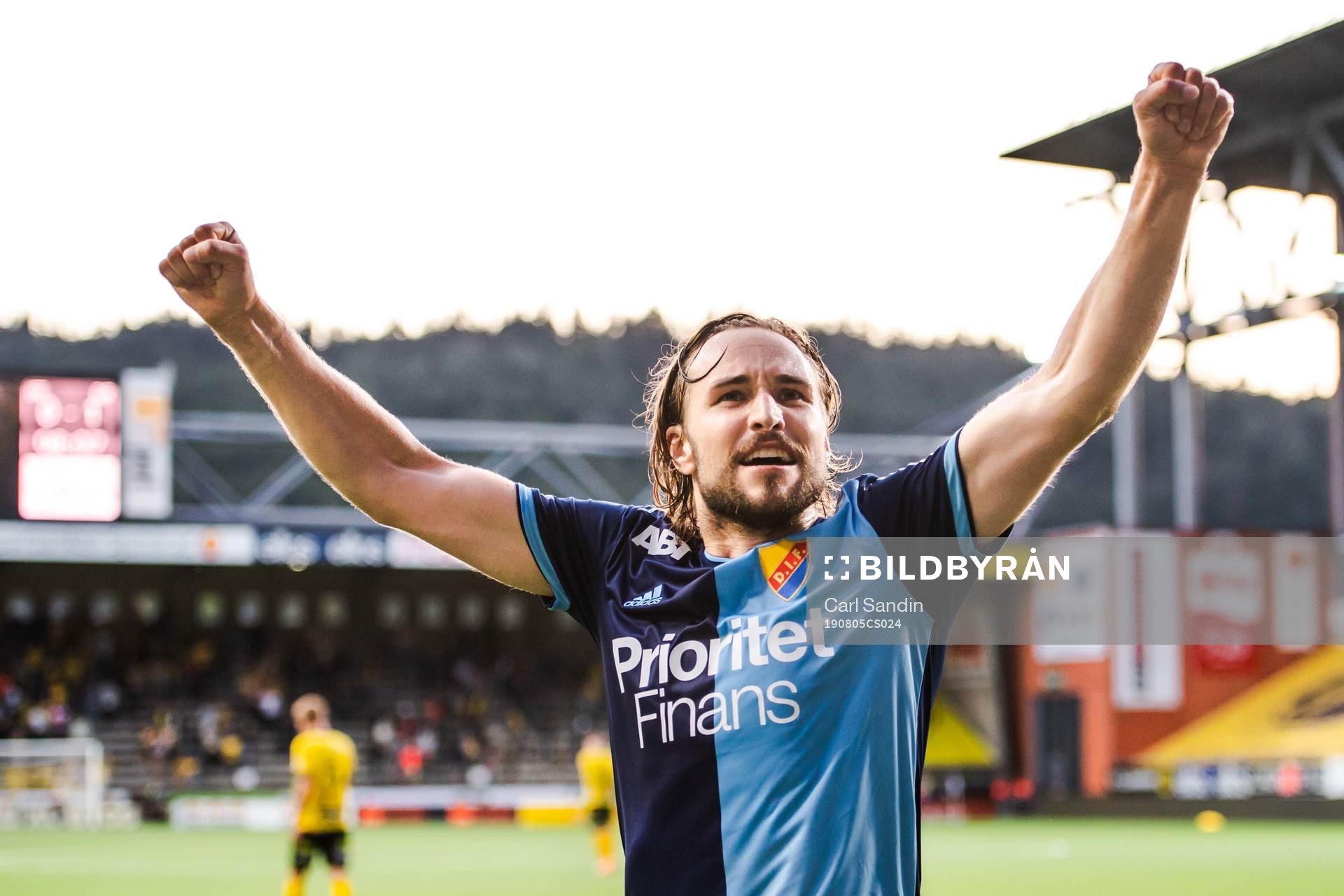 Djurgårdens Kevin Walker jublar mot supportrar