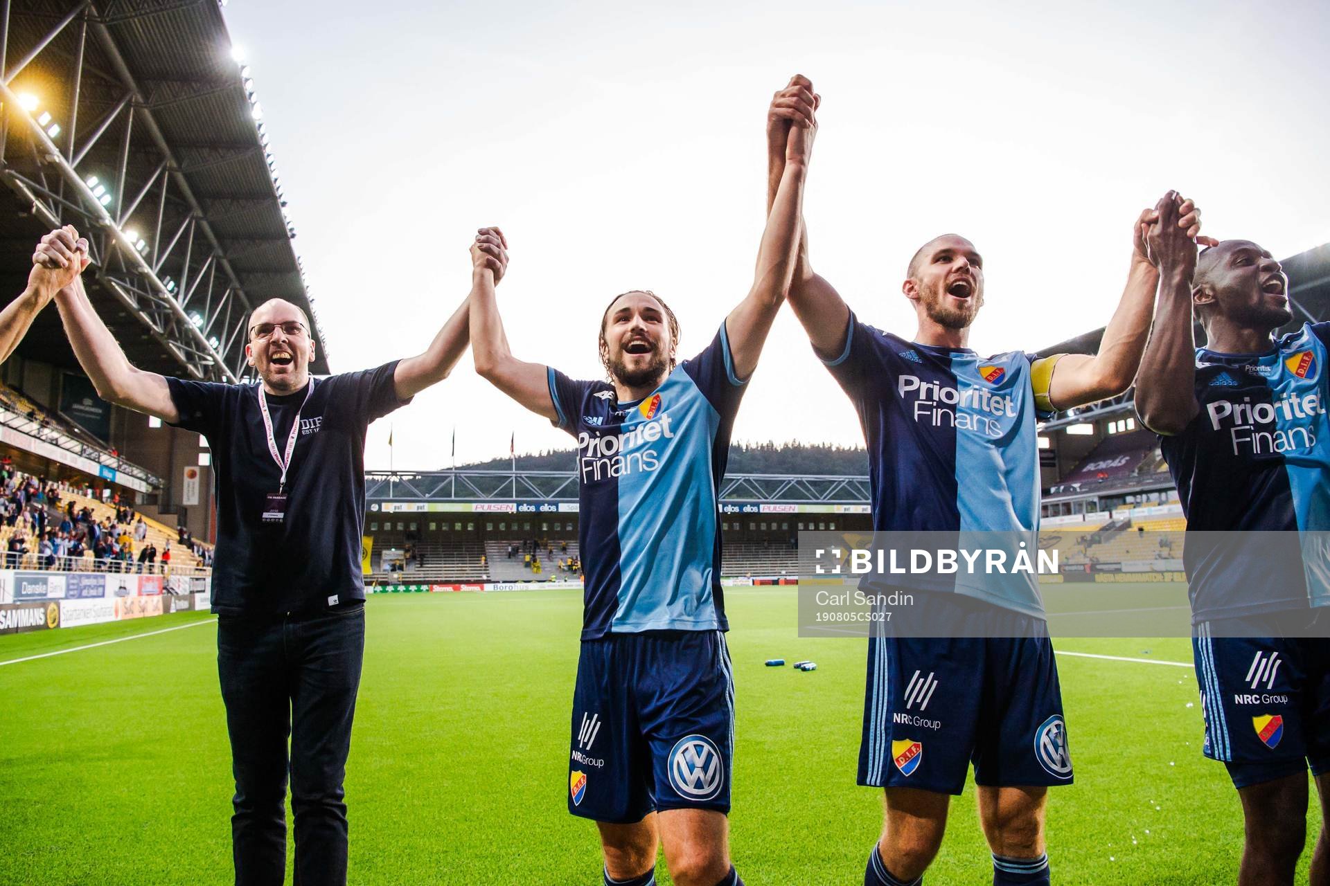 Djurgårdens Kevin Walker jublar mot supportrar