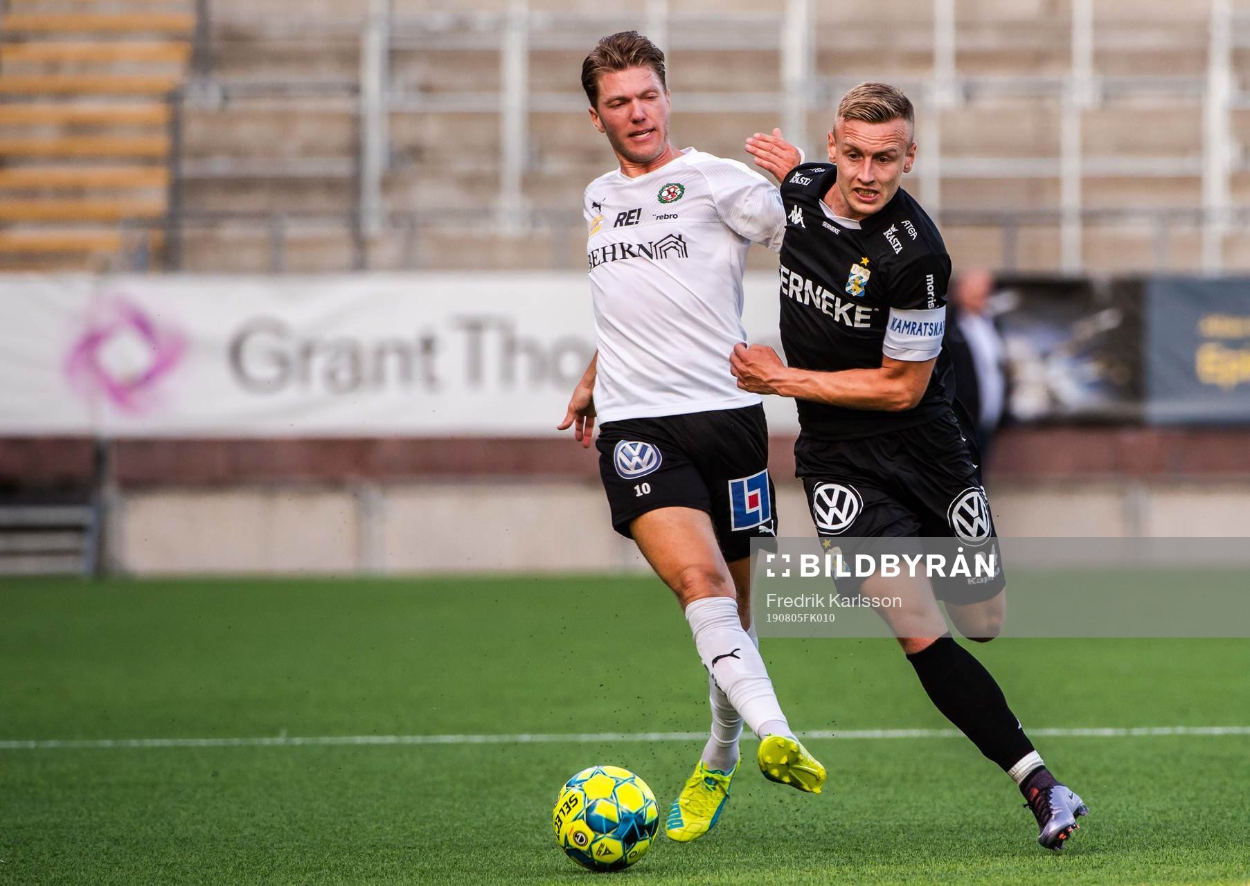 Örebros Martin Broberg och IFK Göteborgs Sebastian Ohlsson