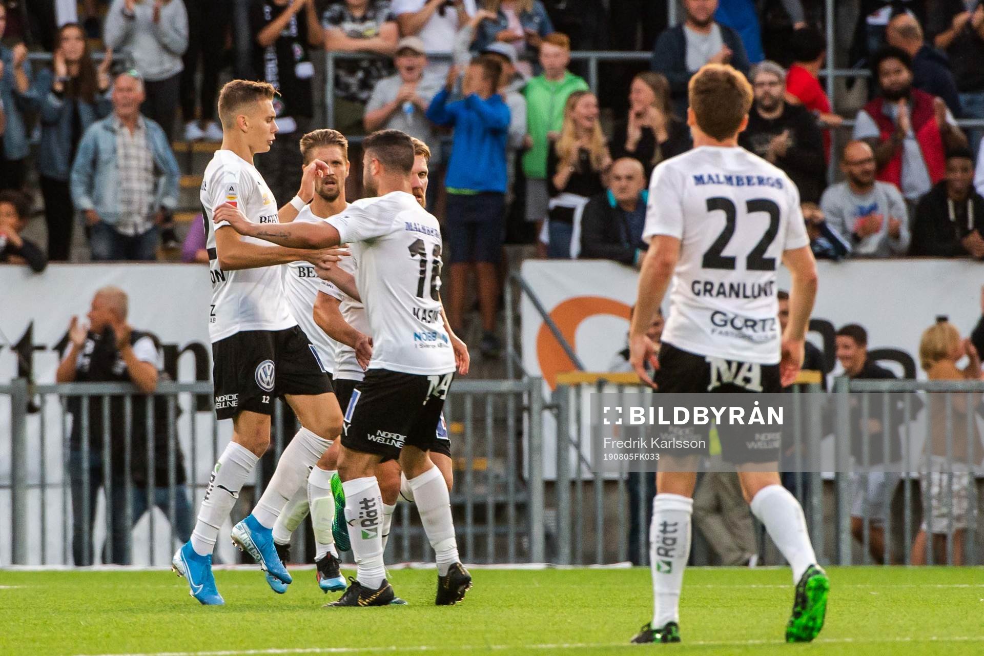 Örebros Jake Larsson jublar med lagkamrater