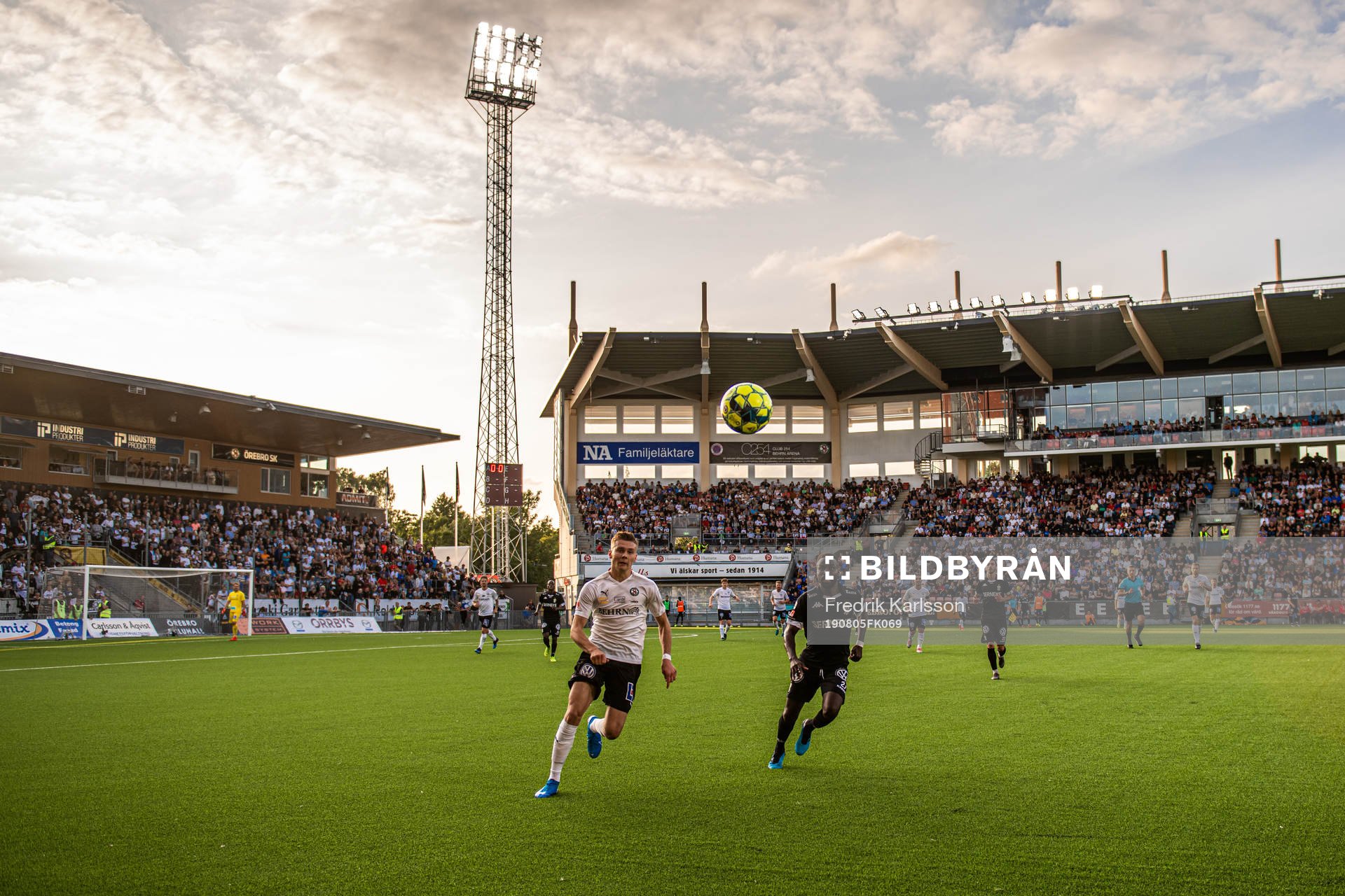 Örebros Jake Larsson och IFK Göteborgs Nzuzi Toko