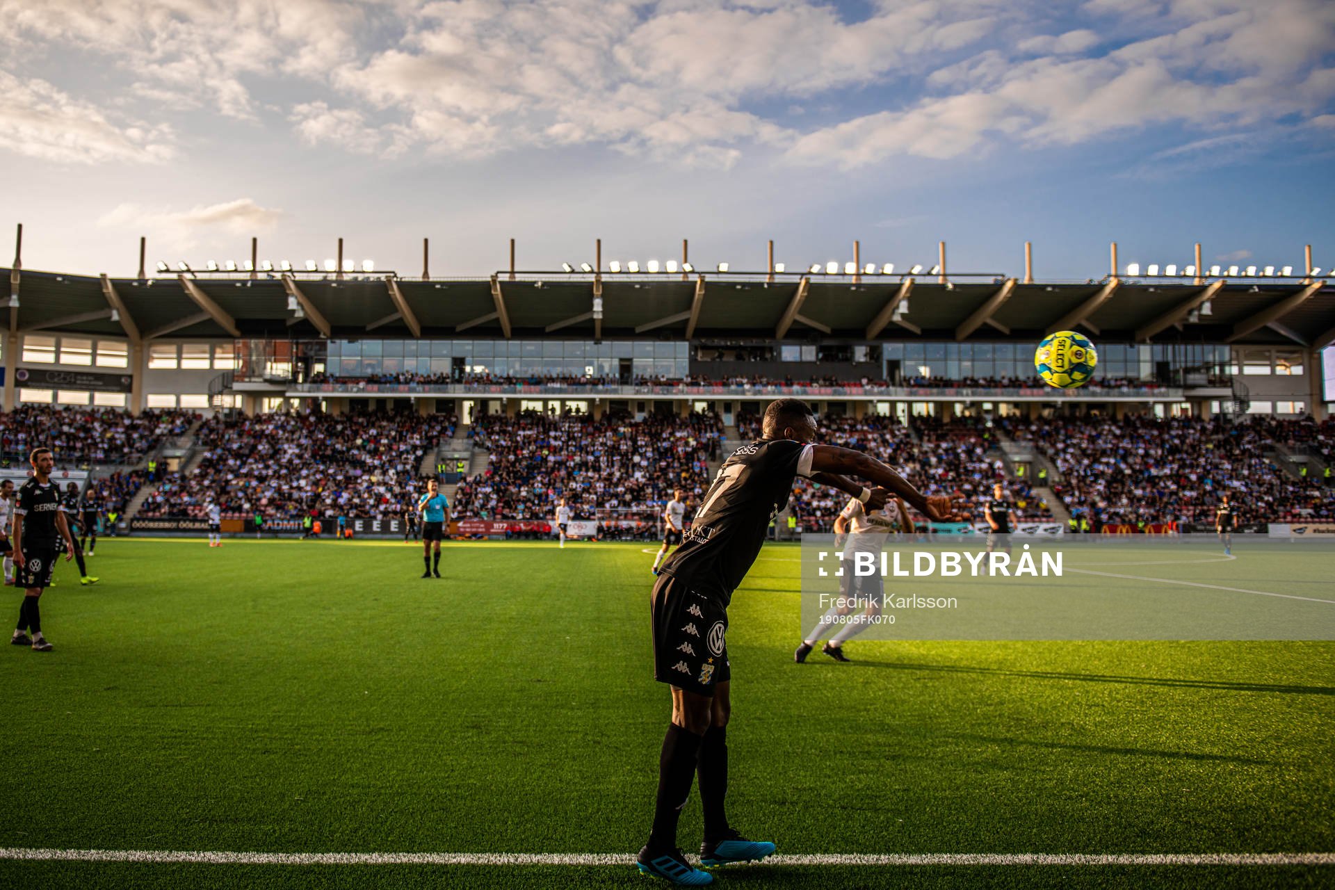 IFK Göteborgs Nzuzi Toko gör ett inkast