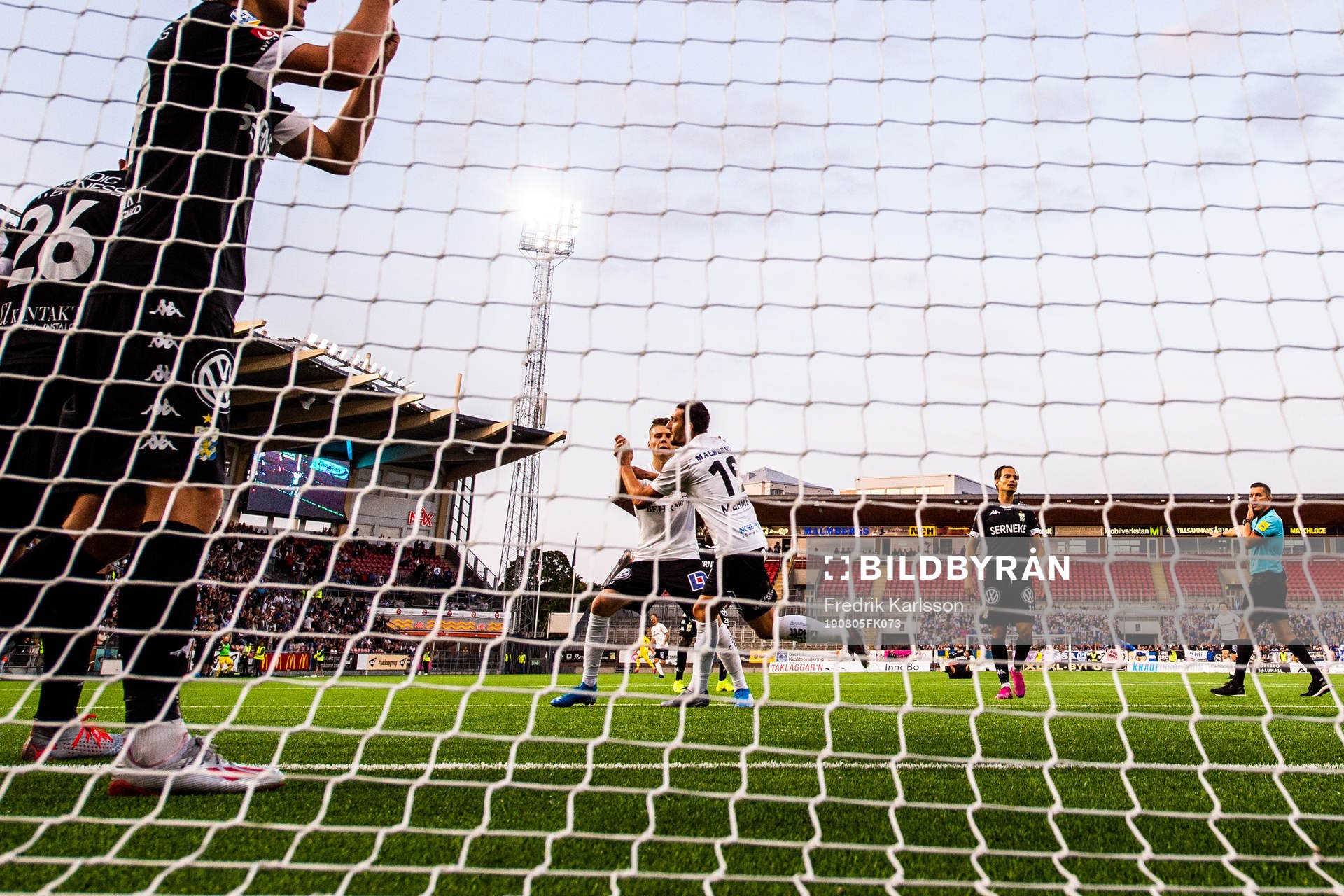 Örebros Jake Larsson och Agon Mehmeti jublar efter Egon gjort 2-2 under fotbollsmatchen i Allsvenskan mellan Örebro och IFK Göteborg den 5 augusti 2019 i Örebro.