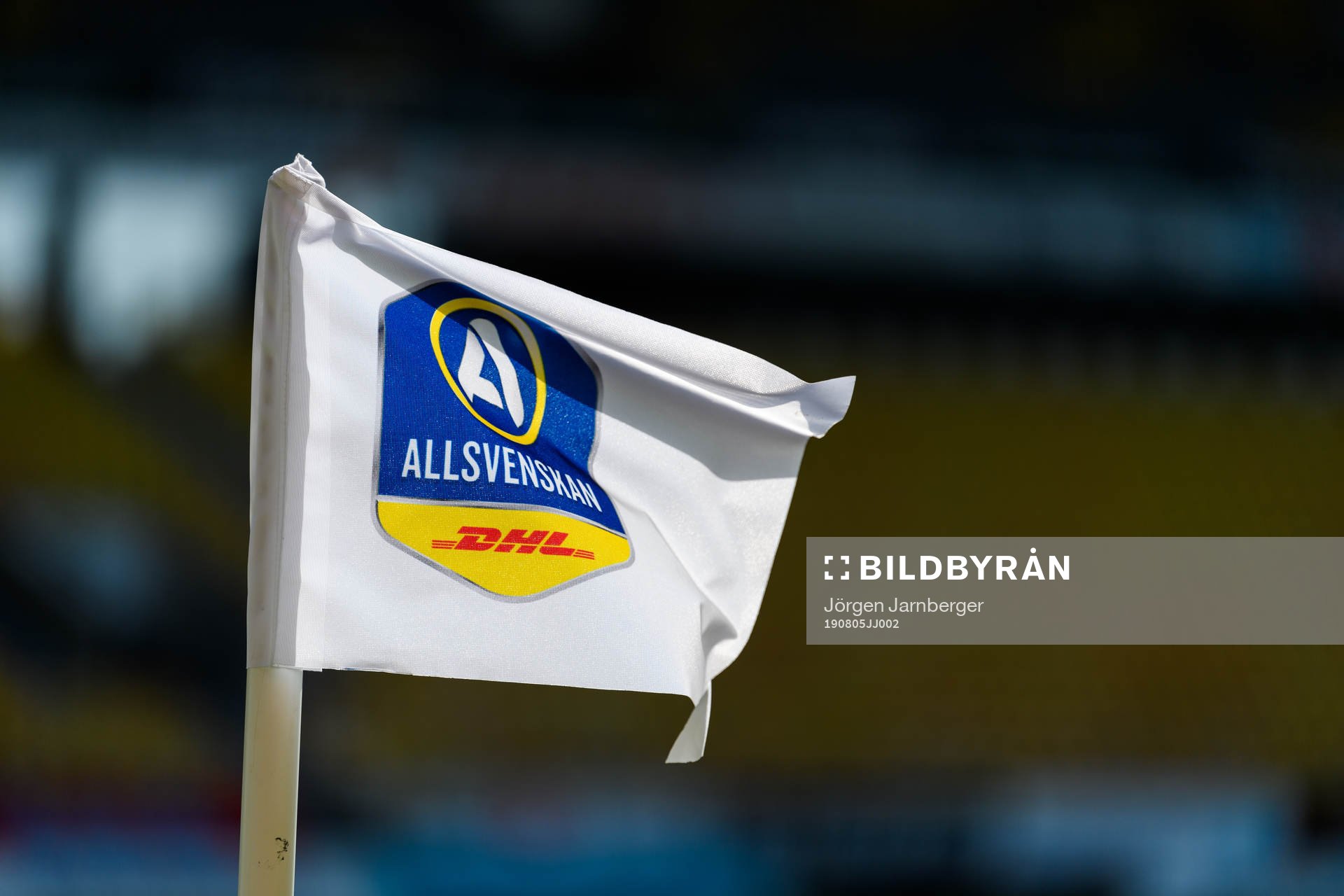 Hörnflagga med Allsvenskans logga och DHL