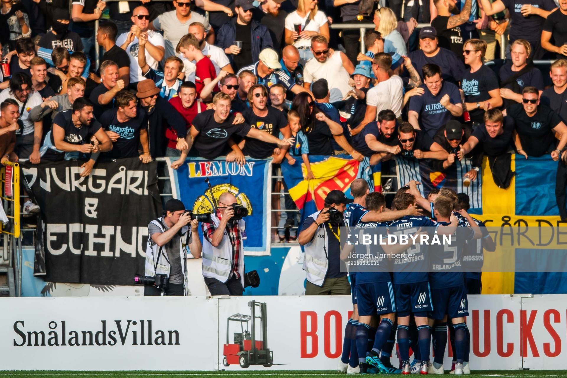 Djurgårdens Kevin Walker jublar med lagkamrater efter 0-1 under fotbollsmatchen i Allsvenskan mellan Elfsborg och Djurgården den 5 augusti 2019 i Borås.
