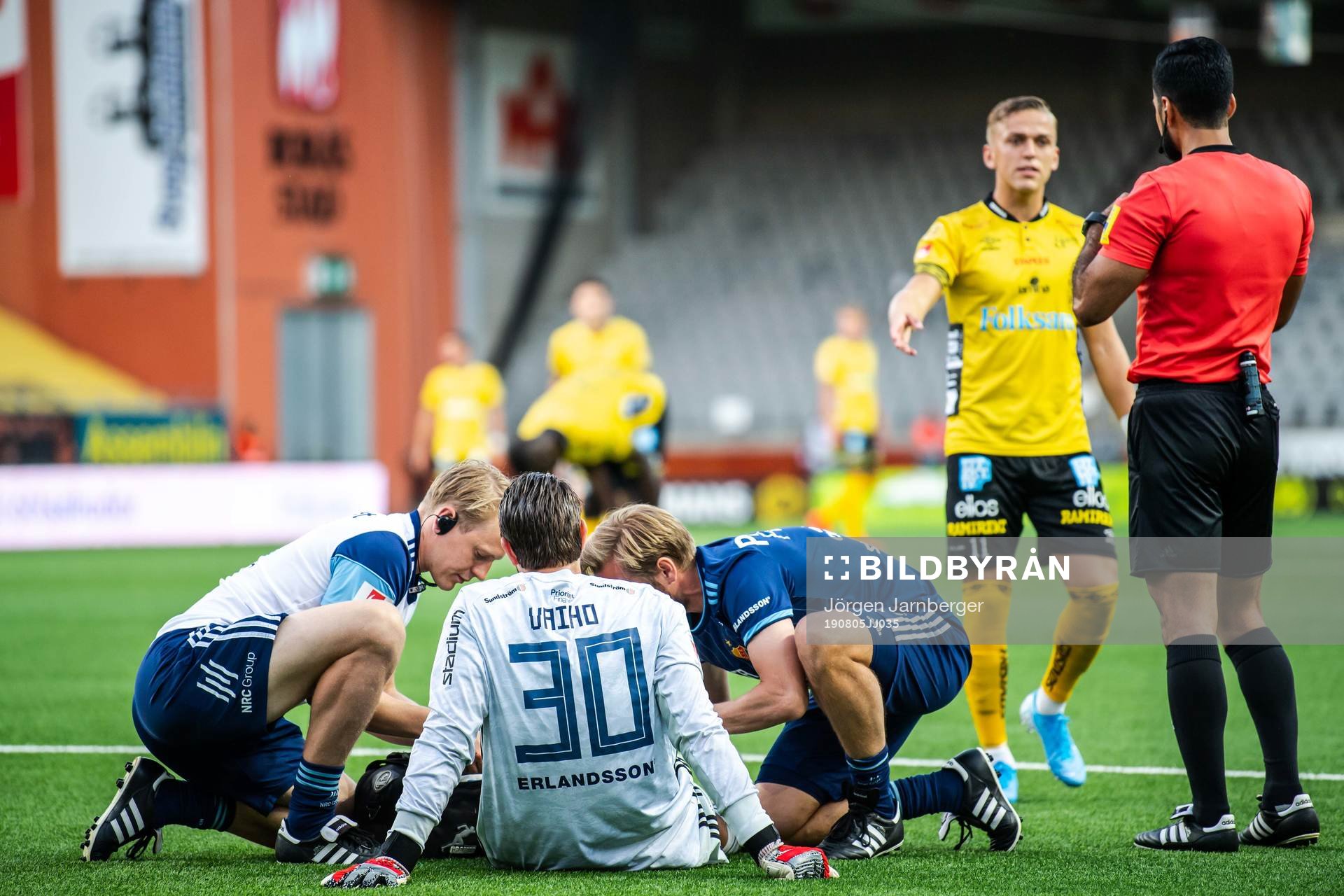 Djurgårdens målvakt Tommi Vaiho får vård medan