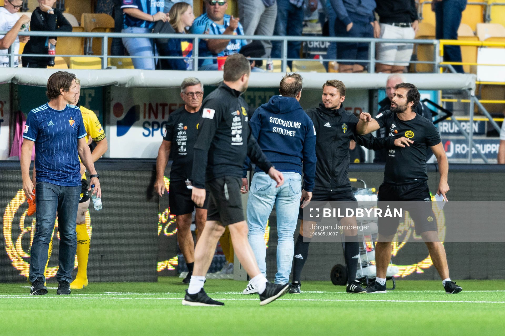 Irriterat mellan Djurgårdens tränare Kim Bergstrand och Elfsborgs assisterande manager Nuno De Almeida efter fotbollsmatchen i Allsvenskan mellan Elfsborg och Djurgården den 5 augusti 2019 i Borås.