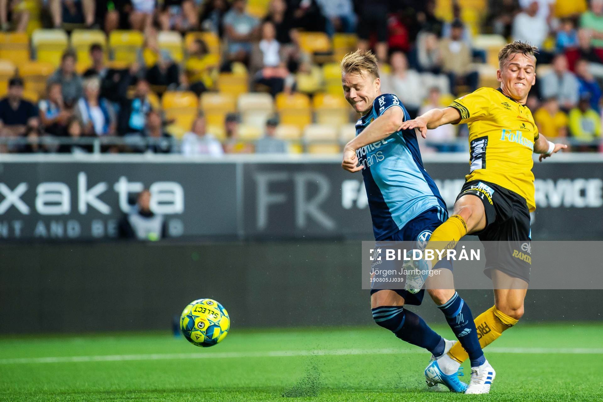 Elfsborgs Jesper Karlsson och Djurgårdens Elliot Käck under fotbollsmatchen i Allsvenskan mellan Elfsborg och Djurgården den 5 augusti 2019 i Borås.