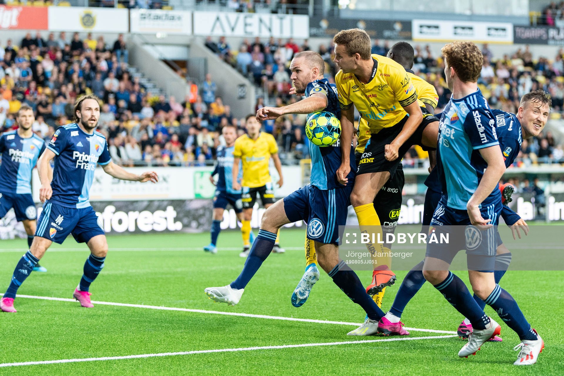 Kamp mellan Elfsborgs Gustav Henriksson och Djurgårdens Marcus Danielson under fotbollsmatchen i Allsvenskan mellan Elfsborg och Djurgården den 5 augusti 2019 i Borås.