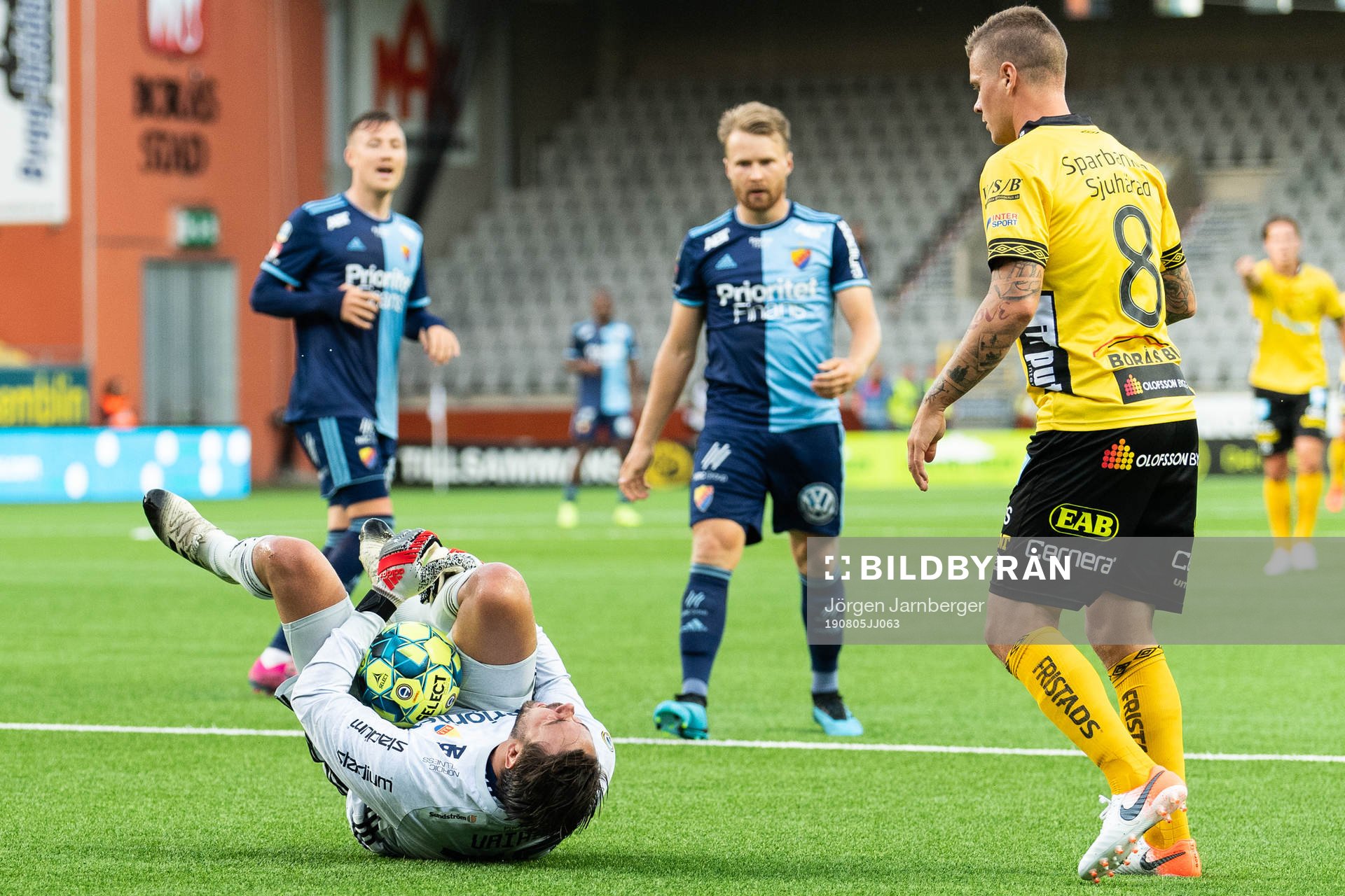 Djurgårdens målvakt Tommi Vaiho tar sig för smalbenet