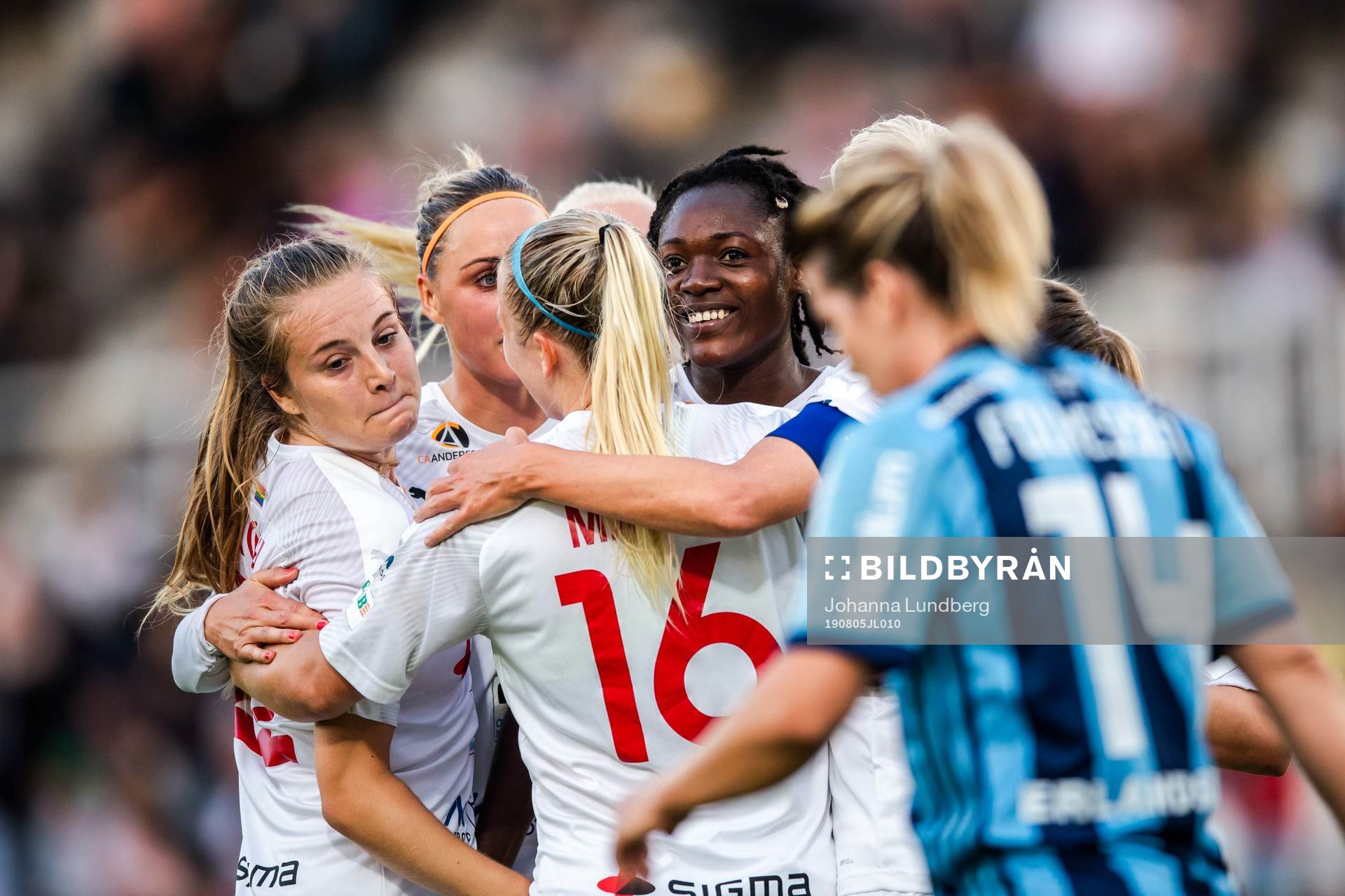 Rosengårds Anam Imo jublar med lagkamrater