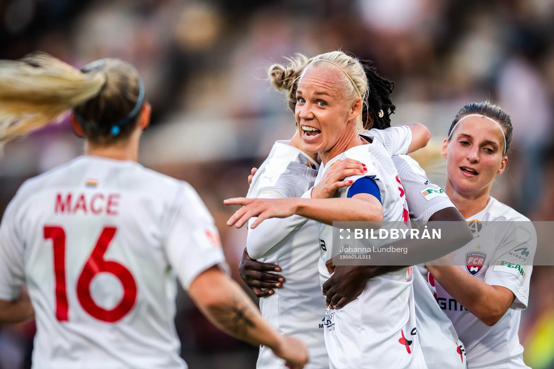 Rosengårds Anam Imo jublar med Caroline Seger