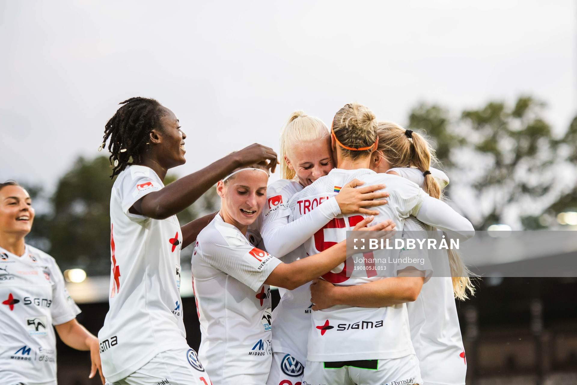 Rosengårds Lisa-Marie Utland jublar med lagkamrater efter 0-3 under fotbollsmatchen i Damallsvenskan mellan Djurgården och Rosengård den 5 augusti 2019 i Stockholm.