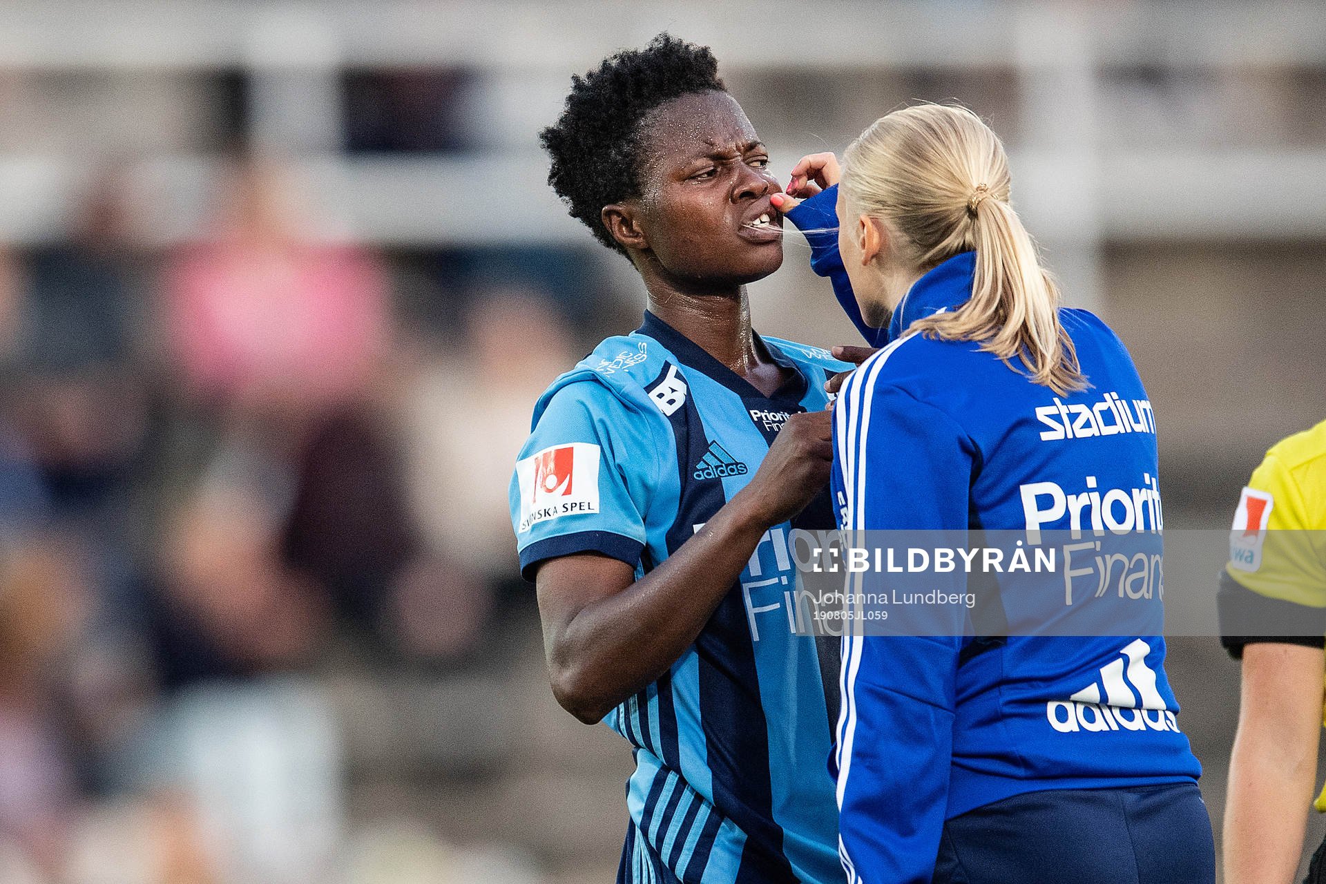 Djurgårdens Portia Boakye undersöks