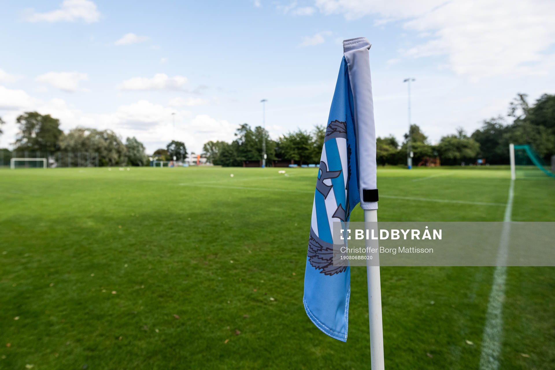 Hörnflagga med Råå IFs klubbmärke på inför fotbollsmatchen i Division 3 sydvästra Götaland mellan Råå och Laholm den 6 augusti 2019 i Helsingborg.