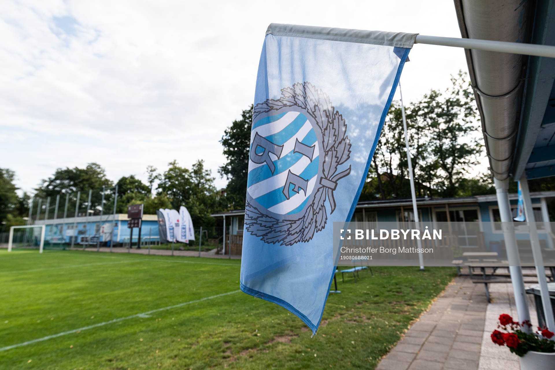 Flagga med Råå IFs klubbmärke på inför fotbollsmatchen i Division 3 sydvästra Götaland mellan Råå och Laholm den 6 augusti 2019 i Helsingborg.