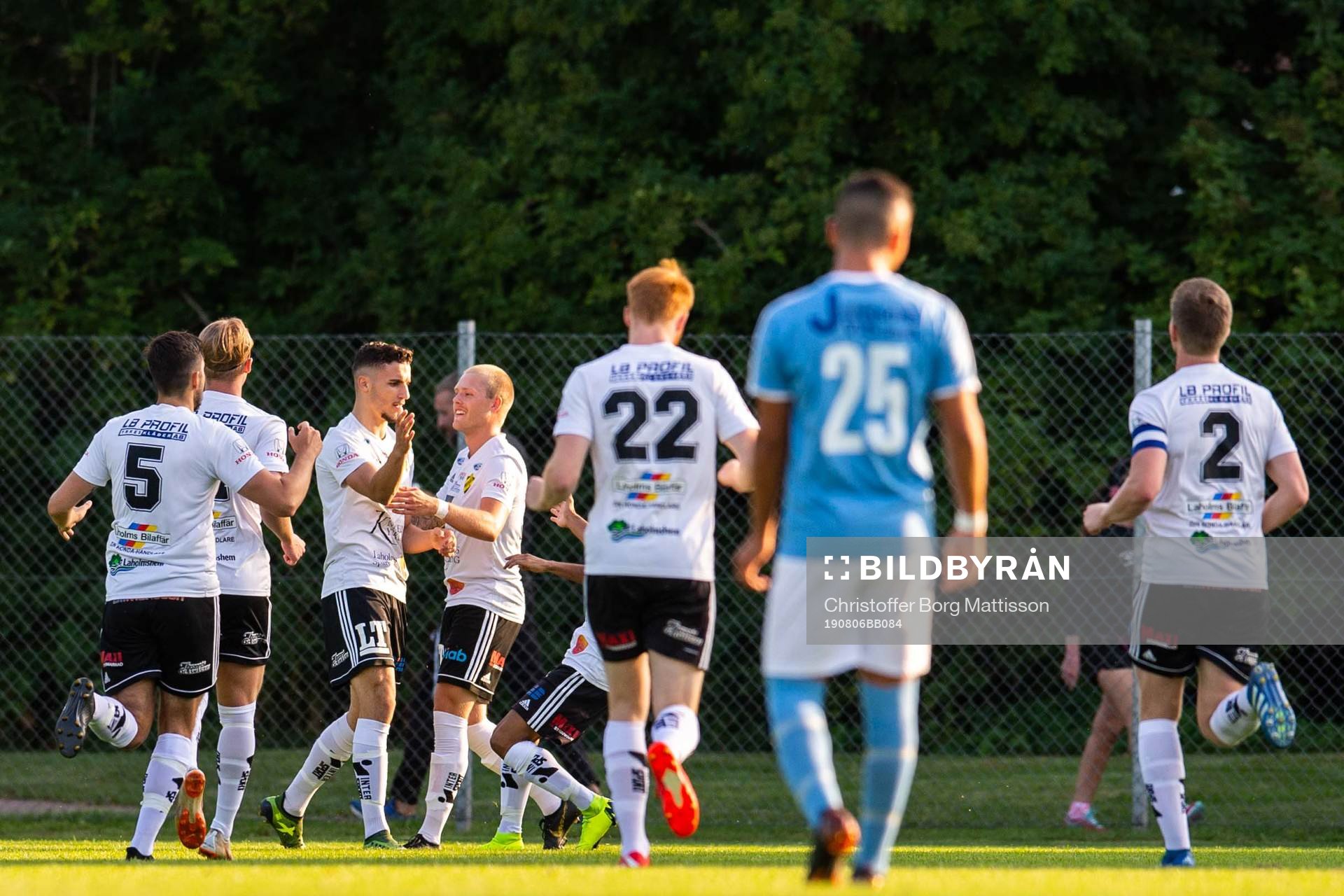 Laholms Gjenis Zeqiri jublar med lagkamrater