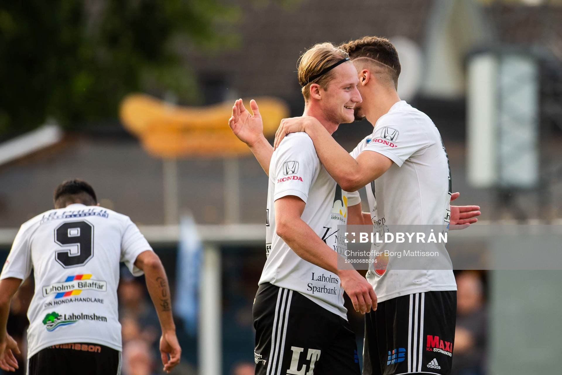 Laholms spelare jublar efter 0-2 under fotbollsmatchen i Division 3 sydvästra Götaland mellan Råå och Laholm den 6 augusti 2019 i Helsingborg.